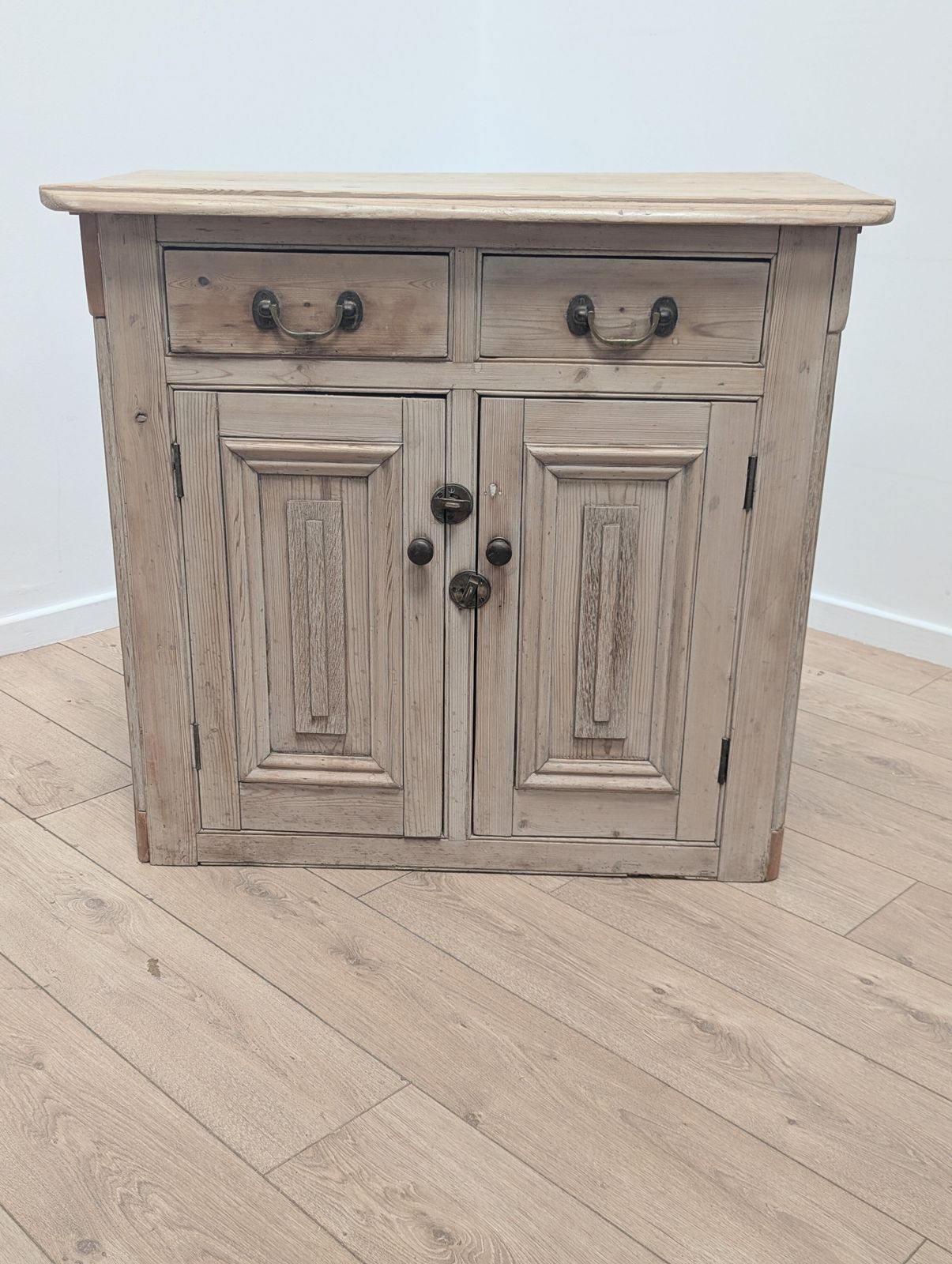 Armoire vintage victorienne en pin sculpté, 2 tiroirs et porte, livraison disponible 0358. photo Mobilier