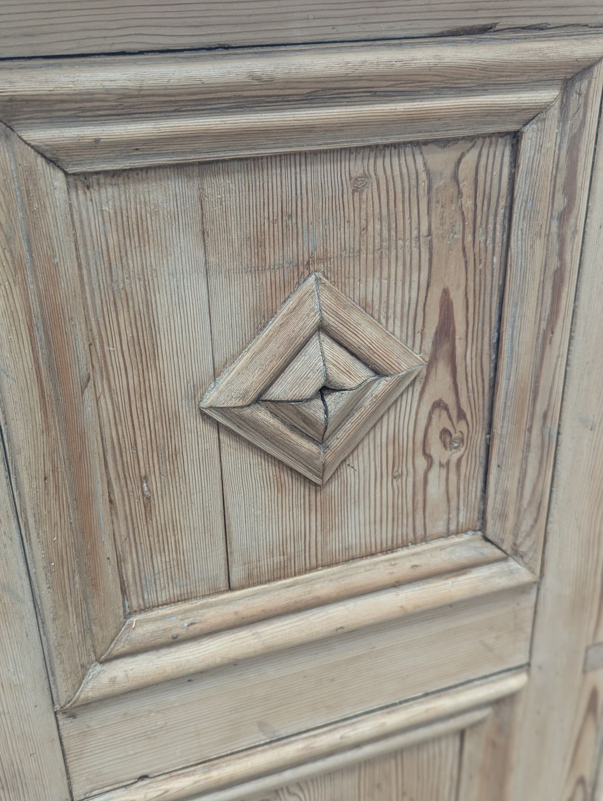 Armoire vintage victorienne en pin sculpté, 2 tiroirs et porte, livraison disponible 0358. photo vintage