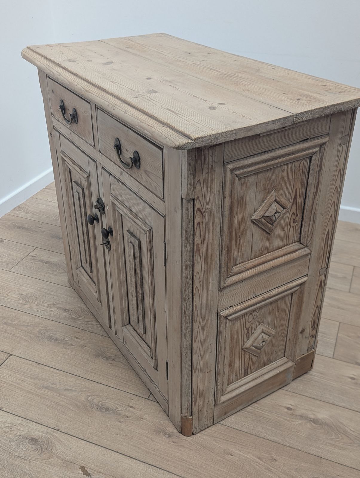 photo furniture Armoire vintage victorienne en pin sculpté, 2 tiroirs et porte, livraison disponible 0358.