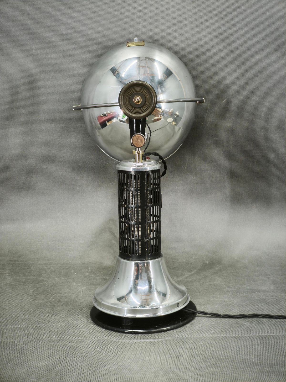 Bauhaus Hanau Quartz Chrome Verstelbare Tafellamp uit de jaren 1930, Duitsland photo 680.0
