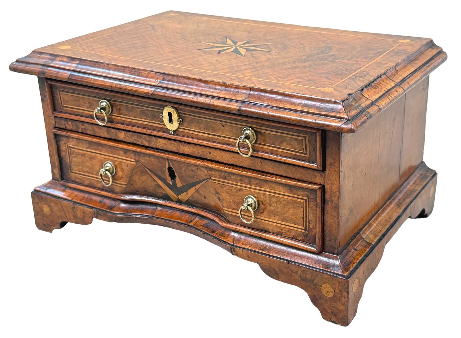 Rare miniature commode en noyer, début du XVIIIe siècle (Angleterre, vers 1720)
