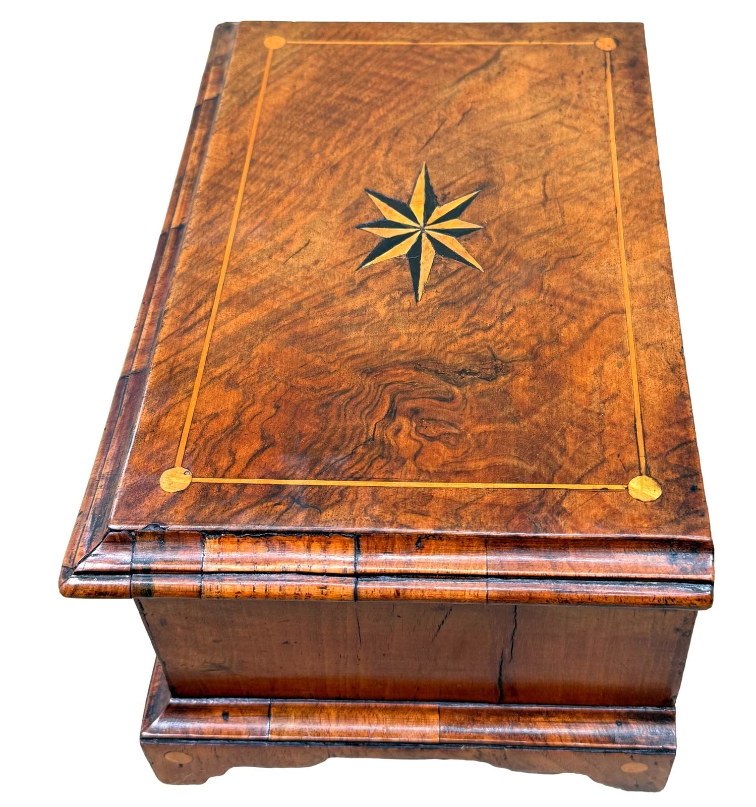 Rare miniature commode en noyer, début du XVIIIe siècle (Angleterre, vers 1720) photo vinterior