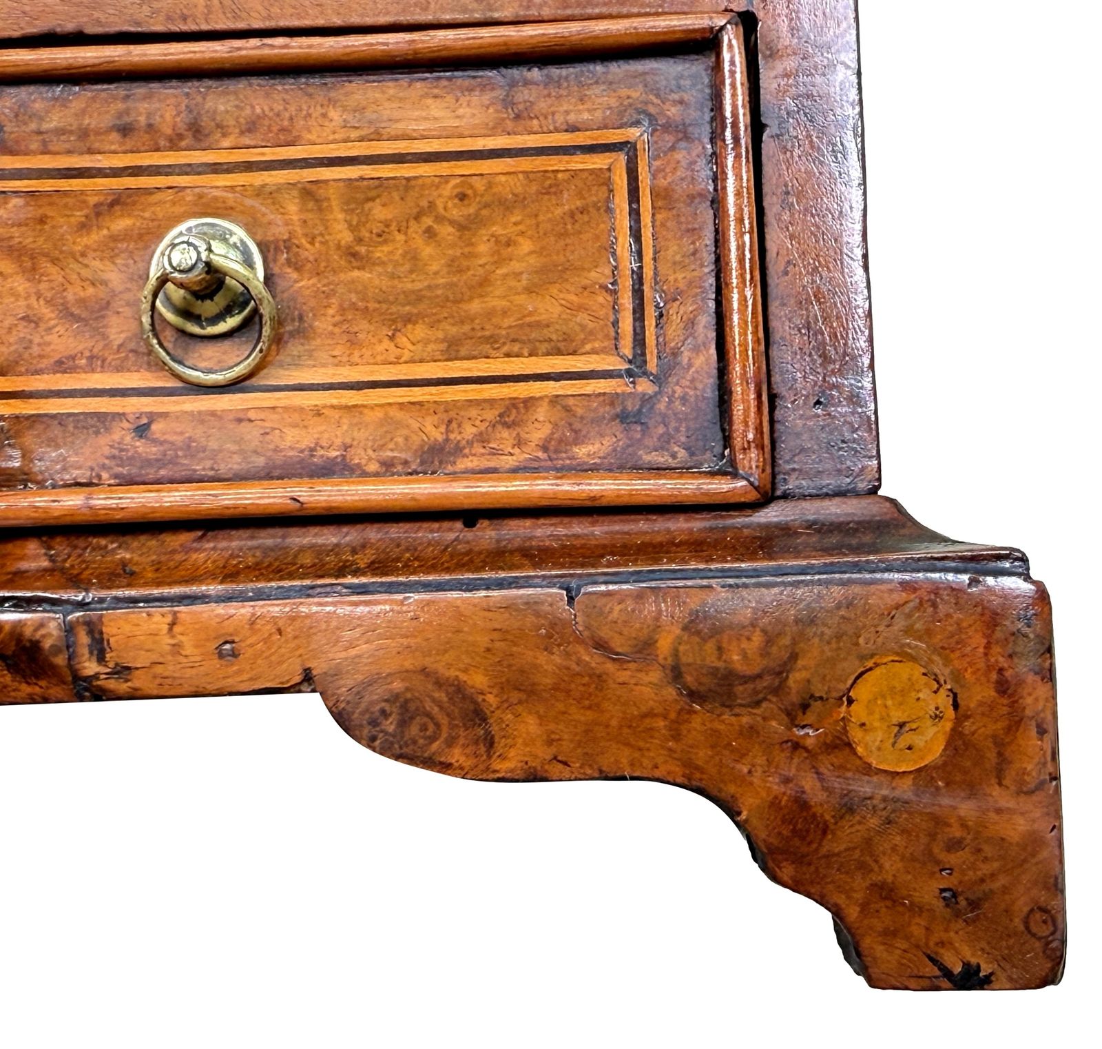 photo furniture Rare miniature commode en noyer, début du XVIIIe siècle (Angleterre, vers 1720)