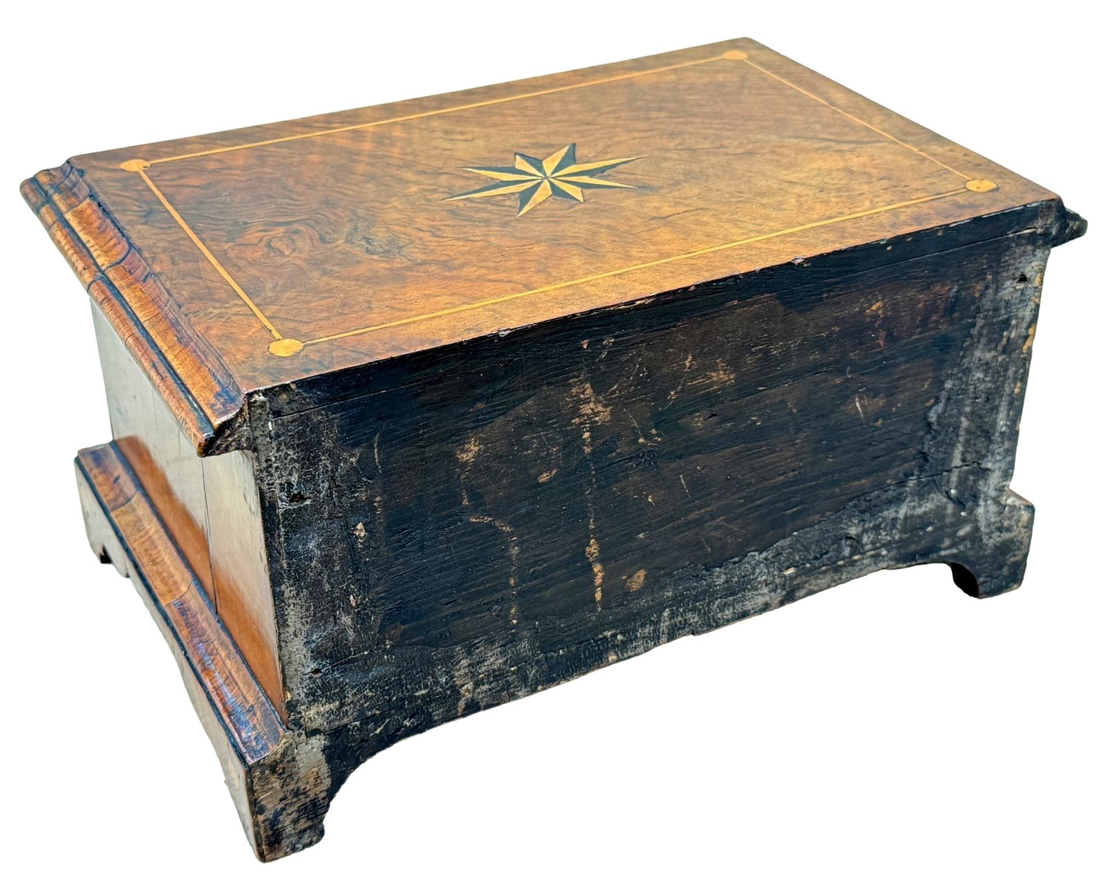 Mobilier Rare miniature commode en noyer, début du XVIIIe siècle (Angleterre, vers 1720) photo