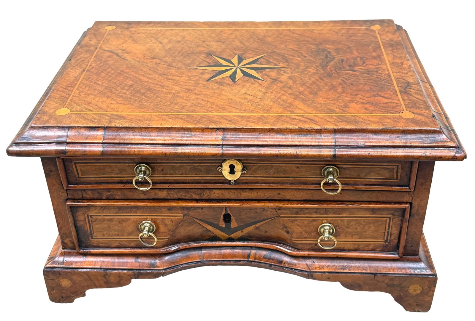 photo vinterior Rare miniature commode en noyer, début du XVIIIe siècle (Angleterre, vers 1720)