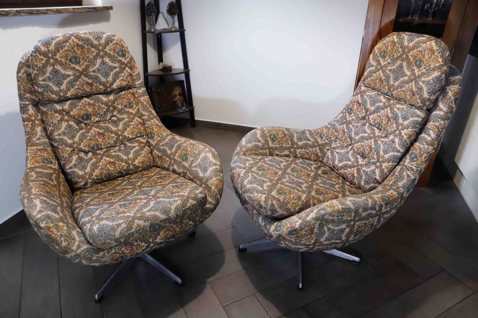 Set van 2 vintage fauteuils met hoge rug, draaifunctie en abstract patroon in de bekleding photo vintage