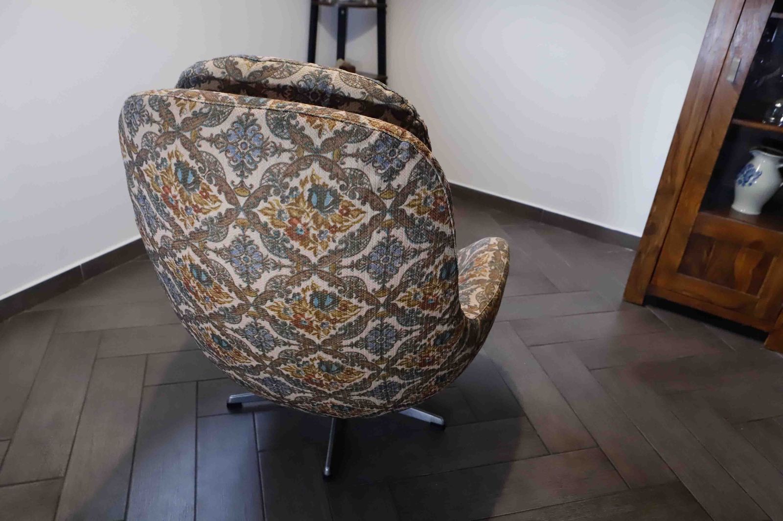 784.0 Set Of 2 Vintage High Back Swivel Armchairs With Abstract Upholstery photo