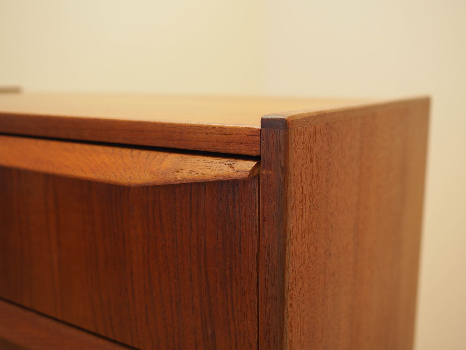 photo furniture Teakhouten ladekast, Deens design, ca. jaren 1970, gemaakt in Denemarken
