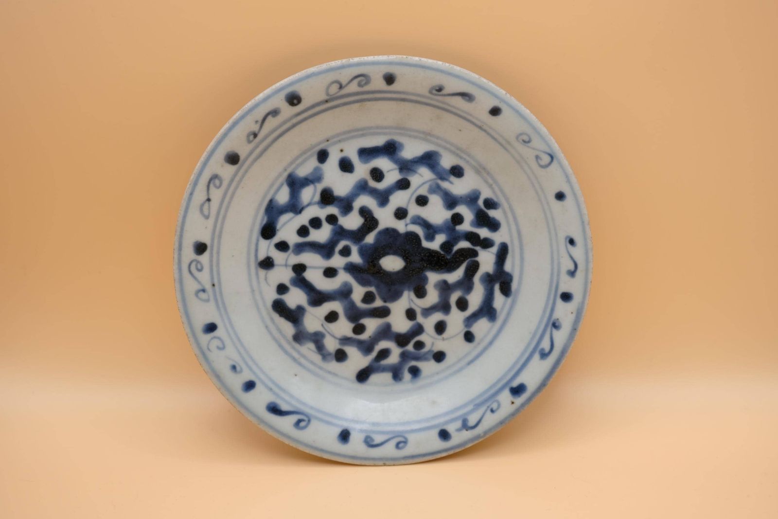 photo vinterior Antiek Chinees blauw-wit provinciaal bord, handgeschilderd granaatappelmotief, Ming-stijl