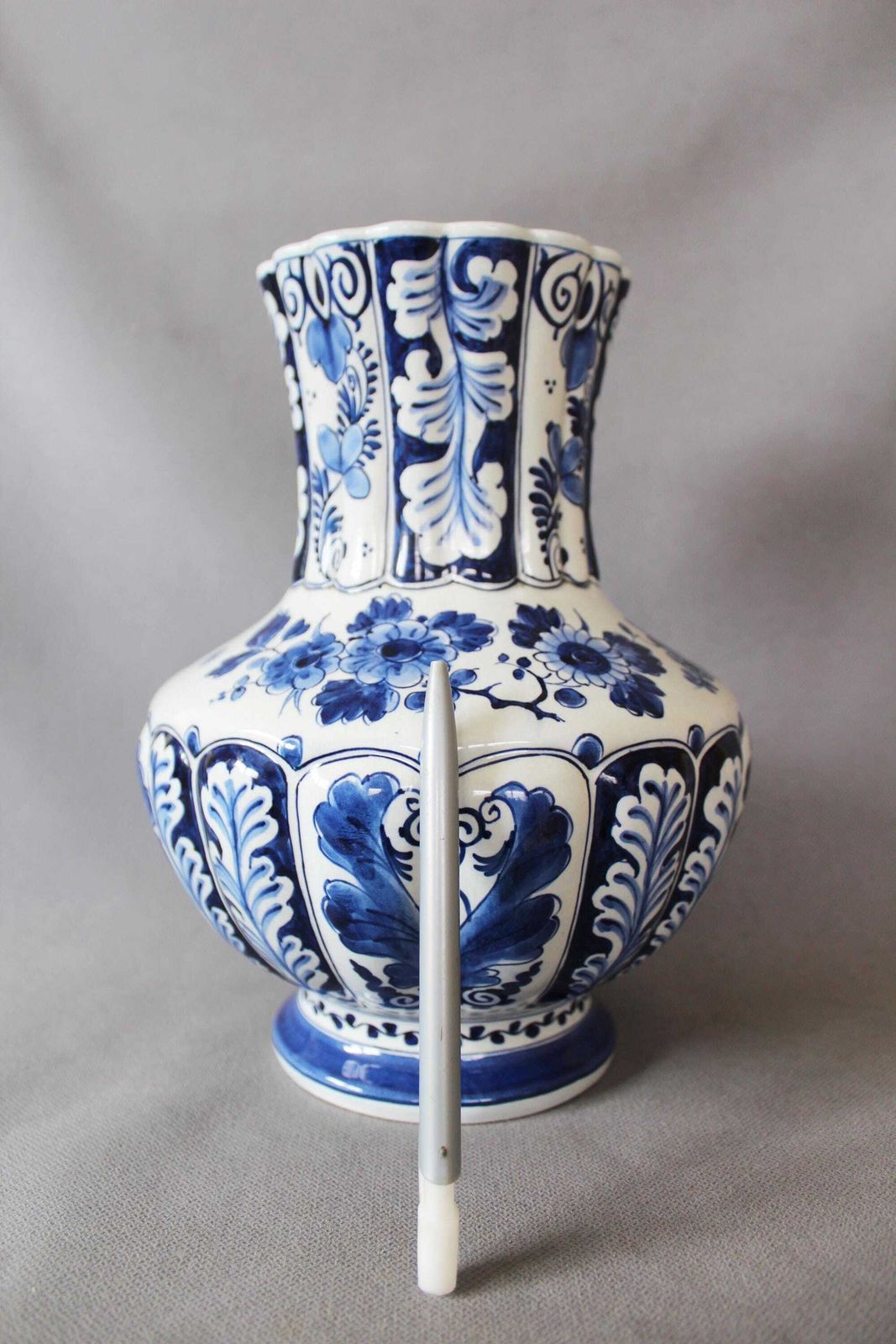 Grote vintage vaas, Royal Delft, De Koninklijke Porceleyne Fles, jaar 1954 BY, Holland, keramiek, geribbeld design, handgeschilderd, blauw en wit photo vinterior