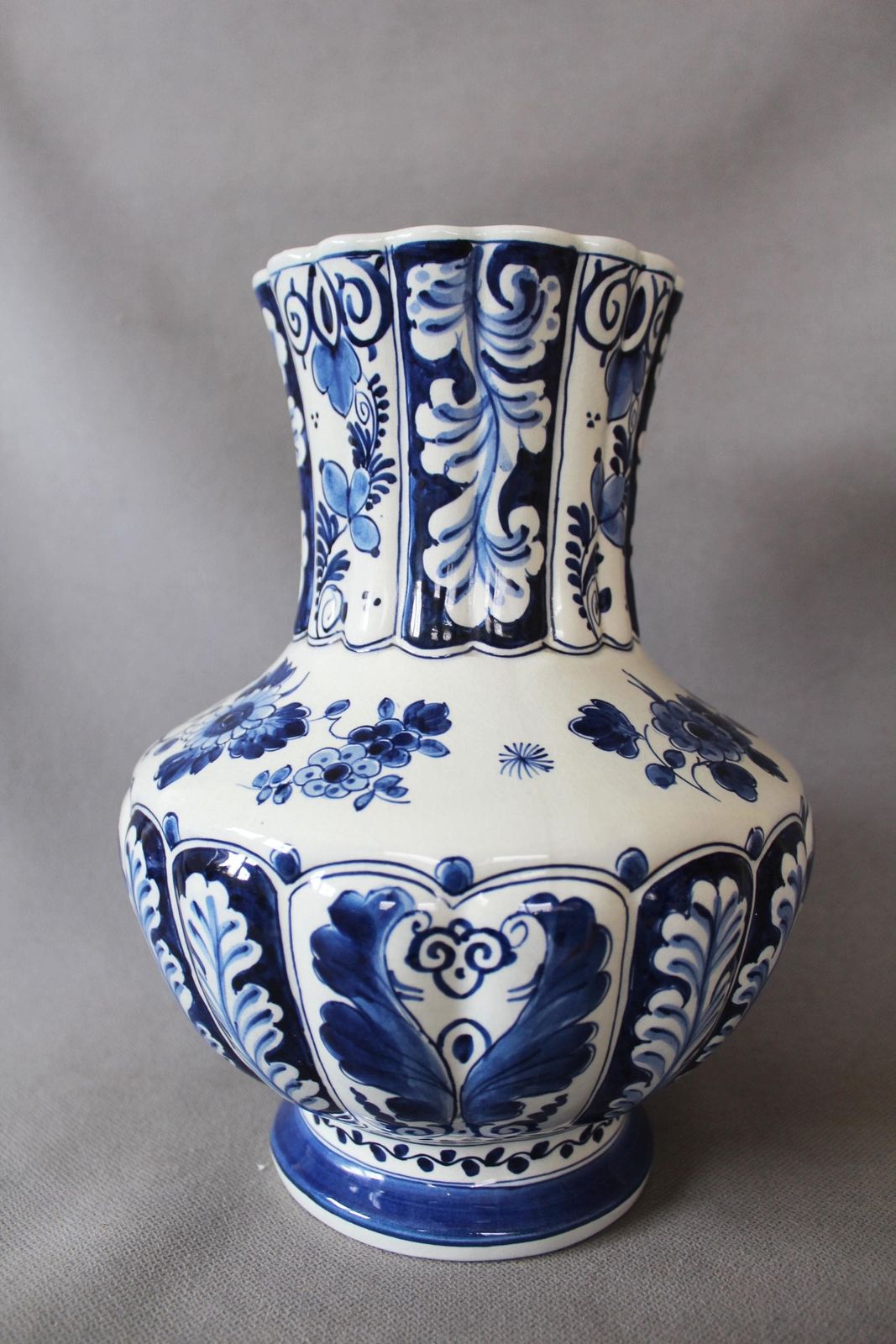 photo furniture Grote vintage vaas, Royal Delft, De Koninklijke Porceleyne Fles, jaar 1954 BY, Holland, keramiek, geribbeld design, handgeschilderd, blauw en wit