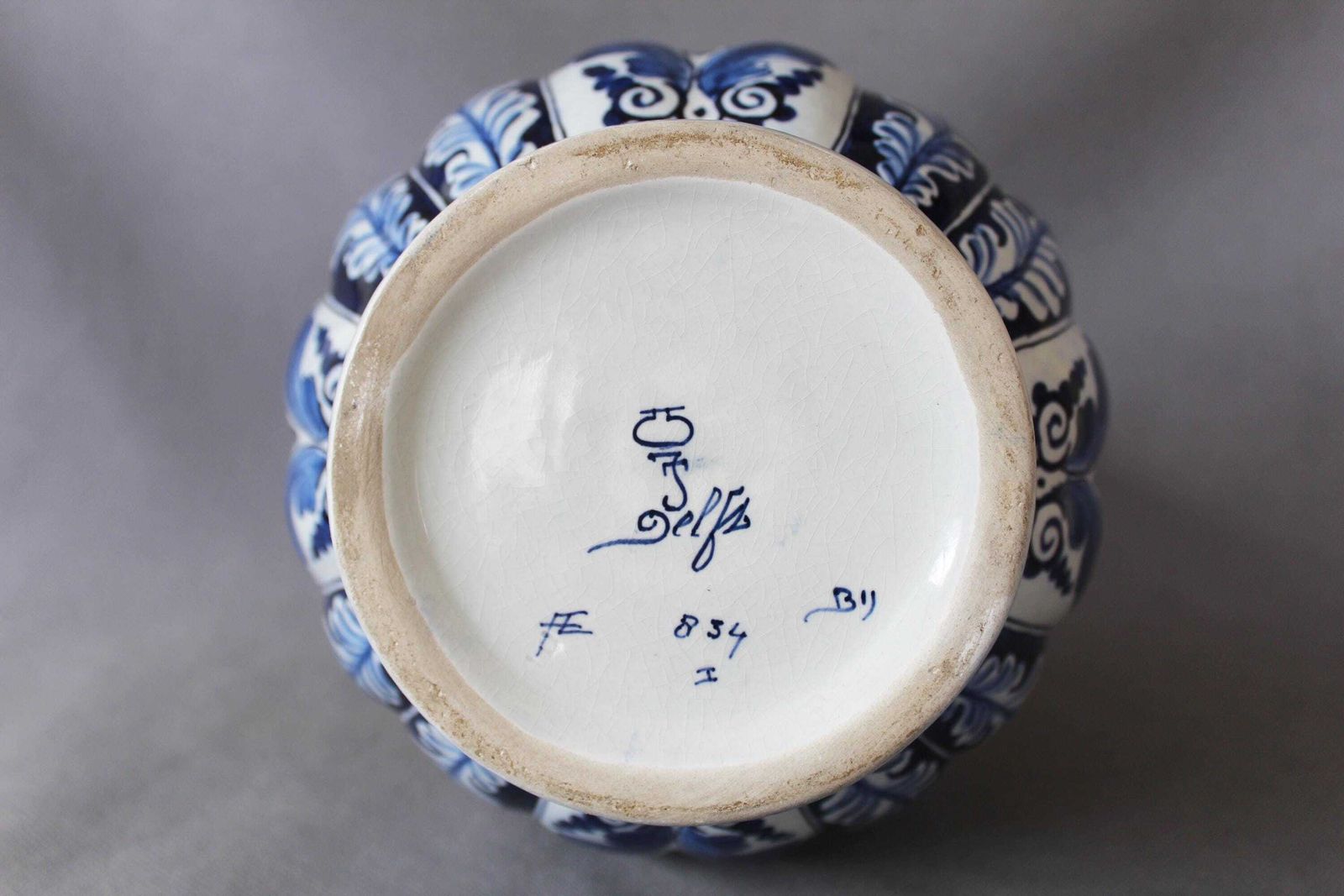 photo for sale Grote vintage vaas, Royal Delft, De Koninklijke Porceleyne Fles, jaar 1954 BY, Holland, keramiek, geribbeld design, handgeschilderd, blauw en wit