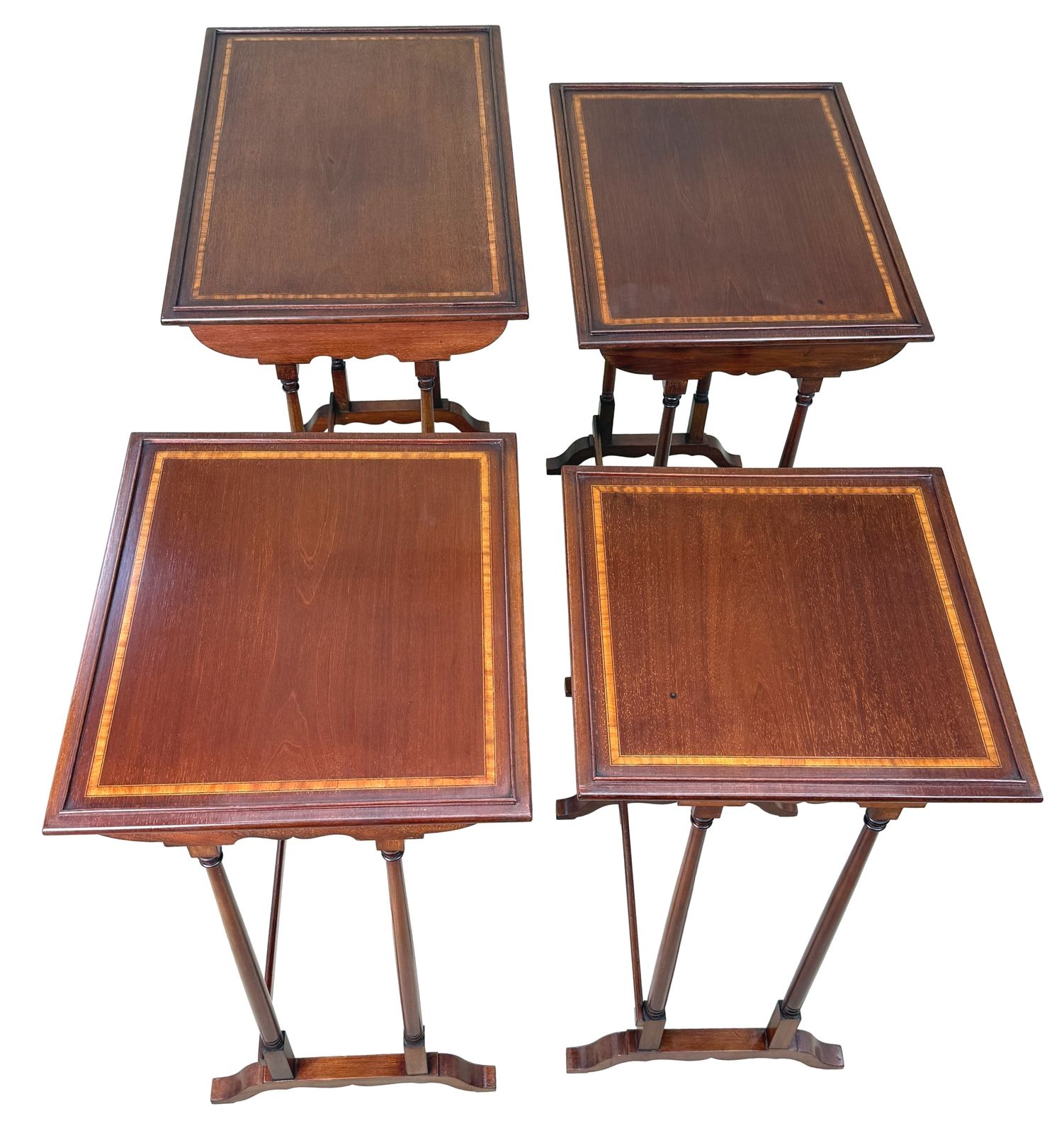 photo furniture 19e-eeuwse mahonie quartetto nestset van vier salontafels (Engeland, ca. 1880)