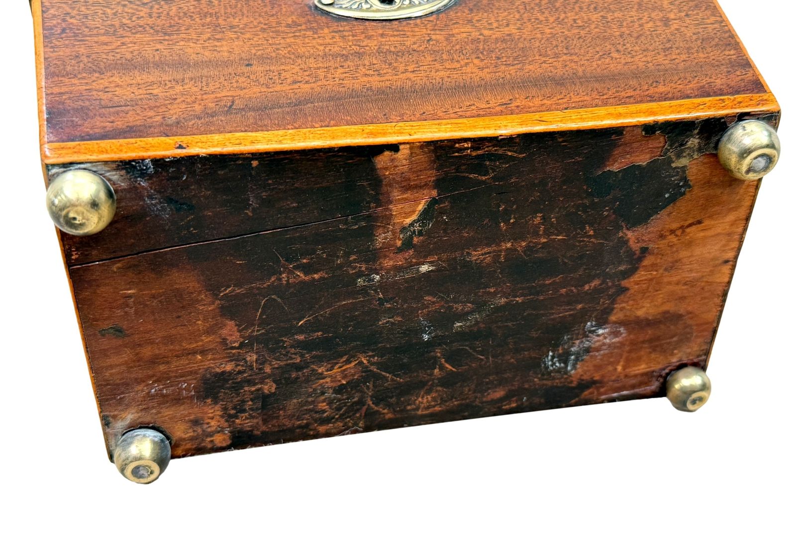photo furniture Georgische mahonie theebus in sarcofaagvorm, 18e eeuw (Engeland, ca. 1780)