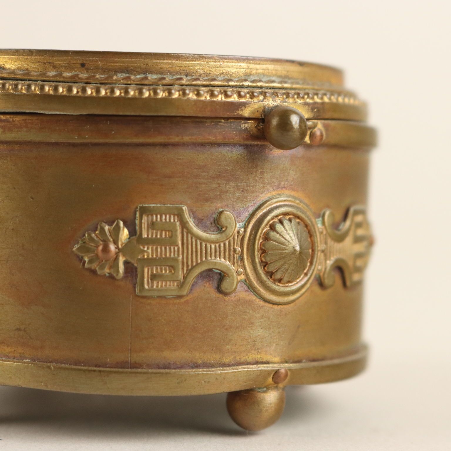Antiek bronzen kistje met marmeren deksel, decoraties, Italië, 19e eeuw photo vinterior