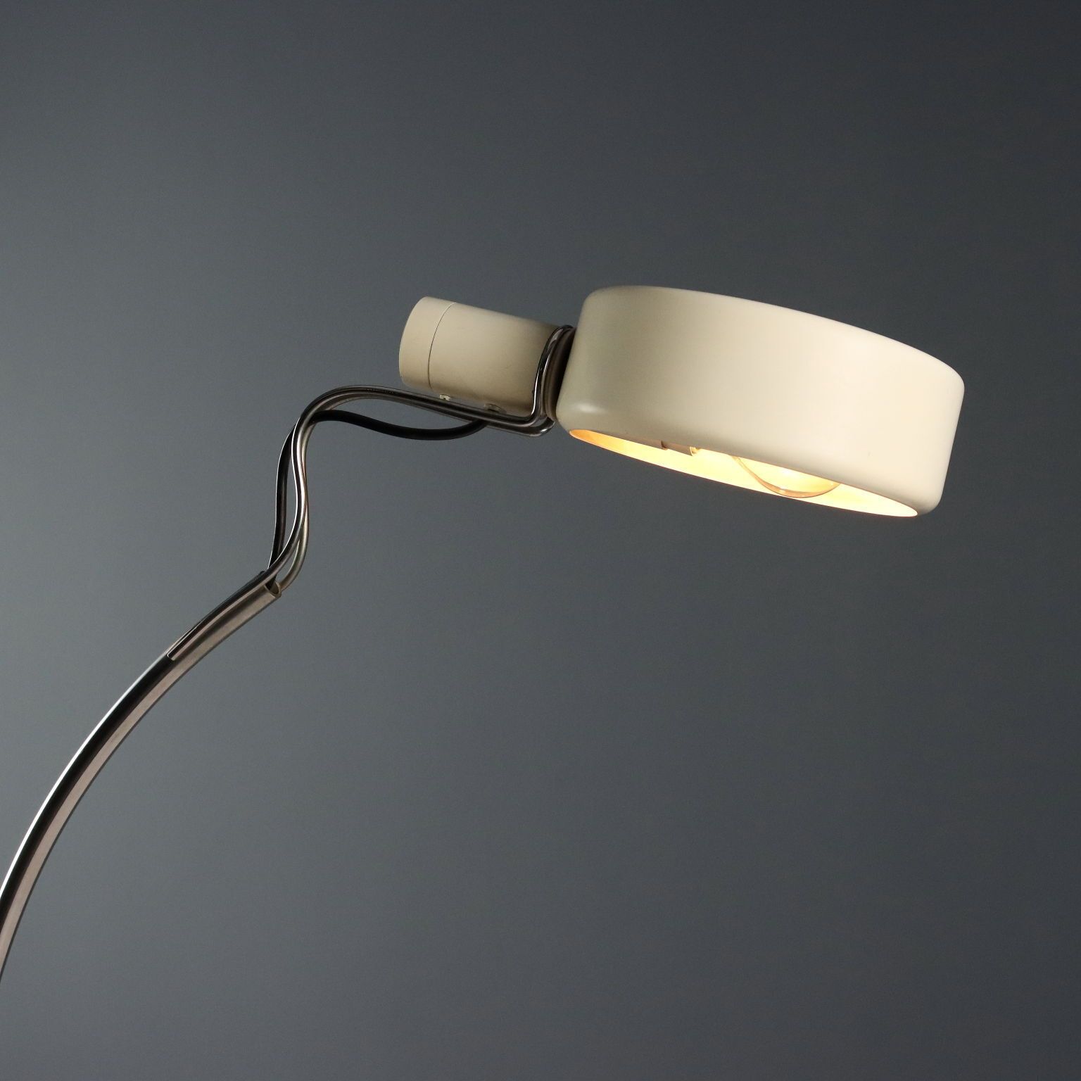 Lampe Fontana Arte Salice en métal émaillé et chromé, par Richard Carruthers, années 1980 photo Luminaires