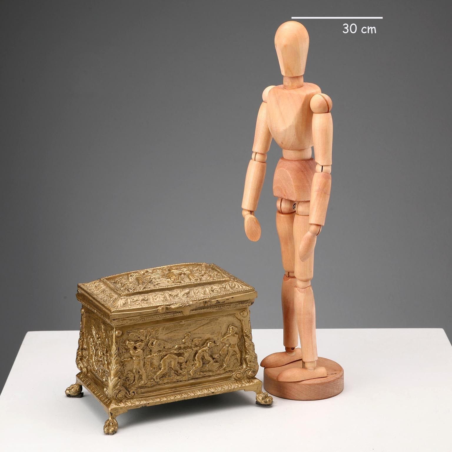 Antiek bronzen kistje met arbeidstaferelen, Italië, 20e eeuw photo furniture