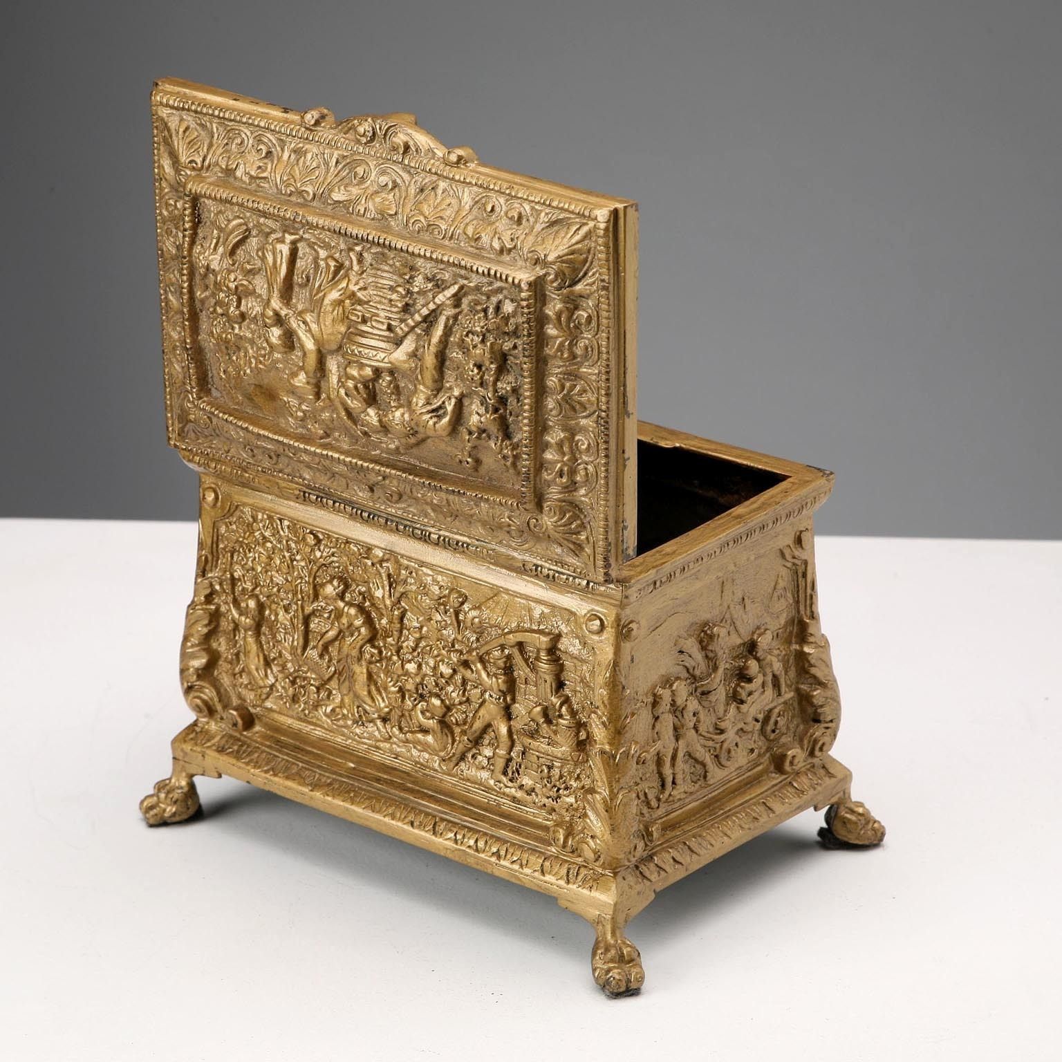 Antiek bronzen kistje met arbeidstaferelen, Italië, 20e eeuw photo Woonaccessoires