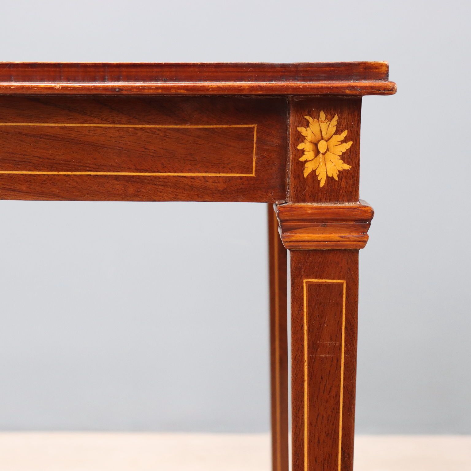 Petite table d'époque de style Directoire en bois de violette, XXe siècle photo 510.0