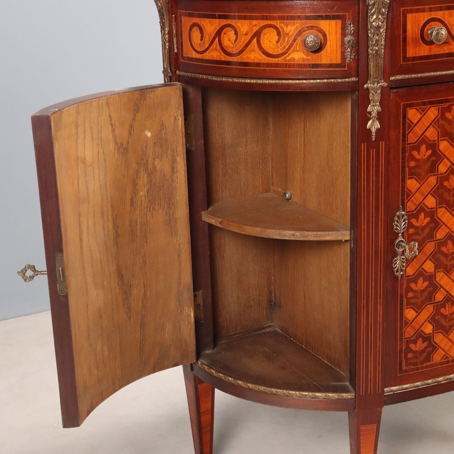 Armoire demi-lune de style néoclassique, XXe siècle photo buy