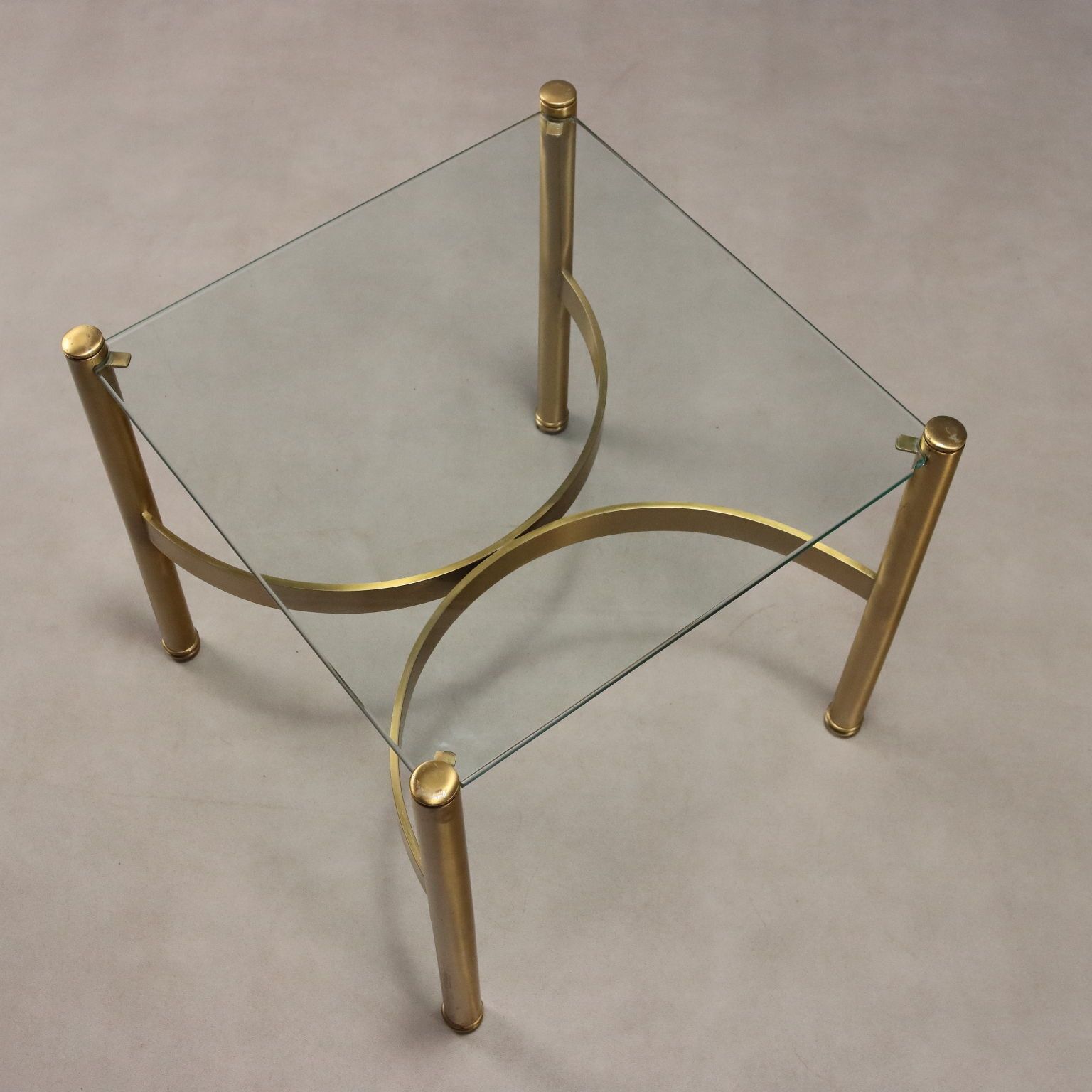 photo furniture Table basse vintage en verre fumé et laiton, Italie, années 1970