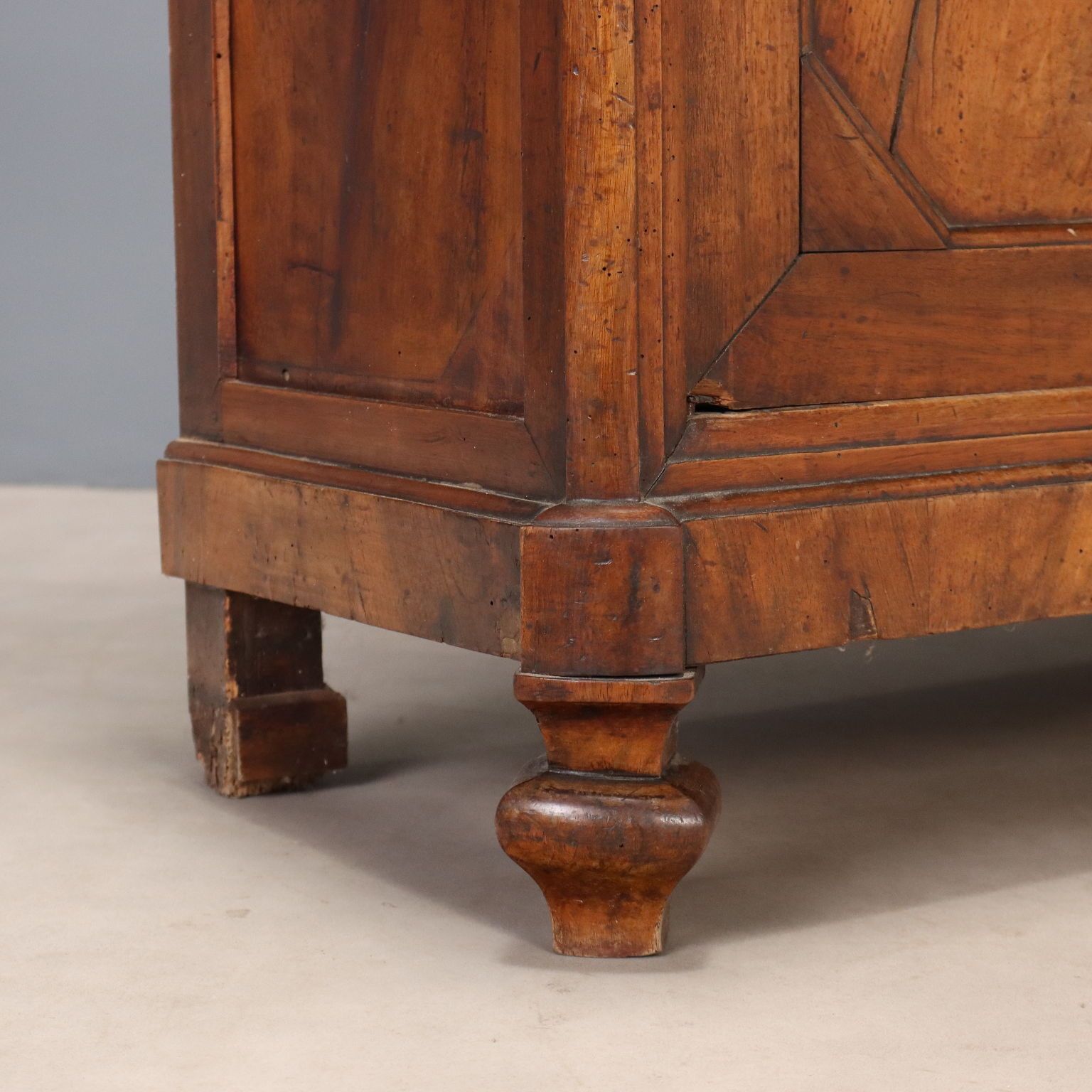 photo furniture Armoire d'époque Umbertino en noyer, Italie, XIXe siècle