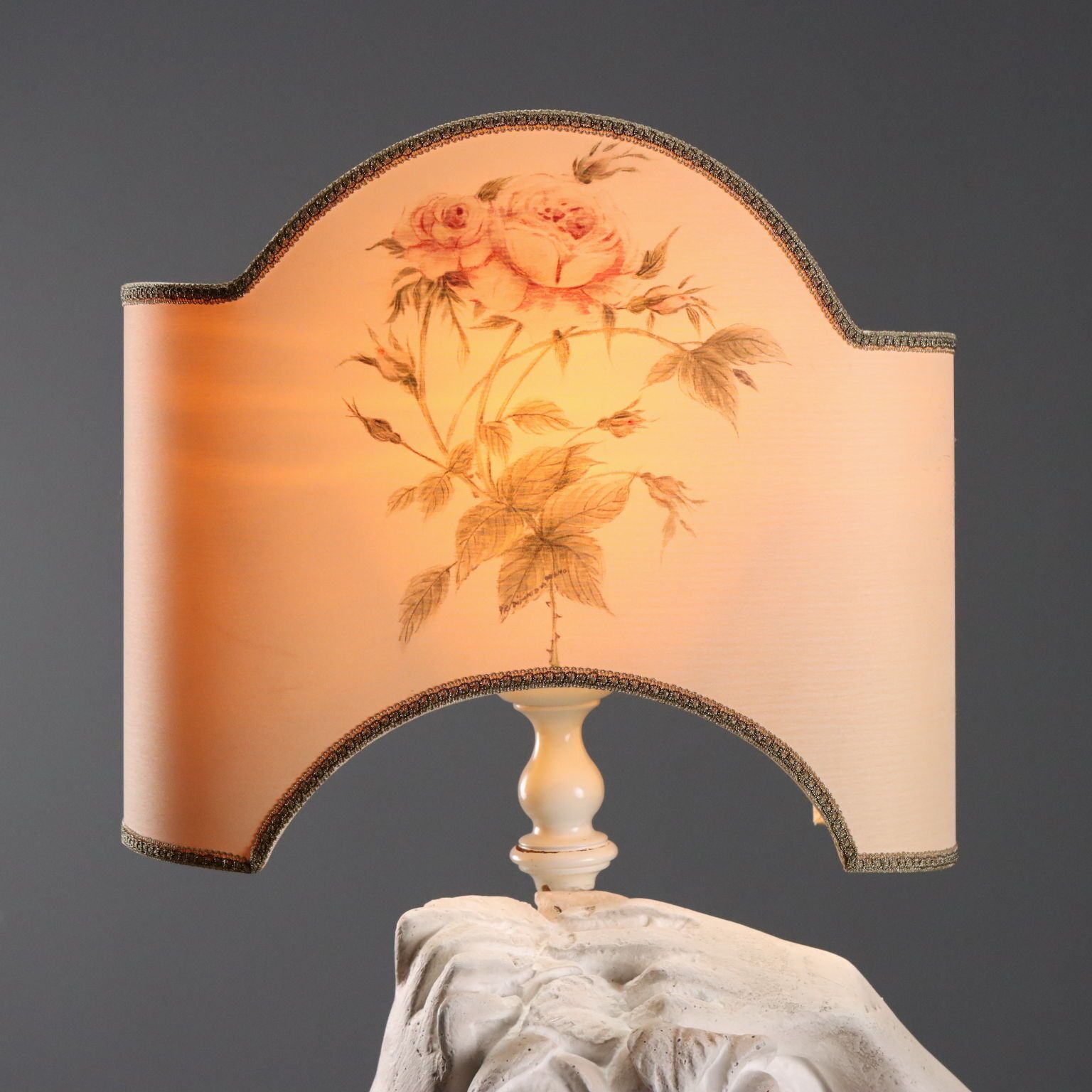 Vloerlamp met Nereidenfiguur in cement photo vintage
