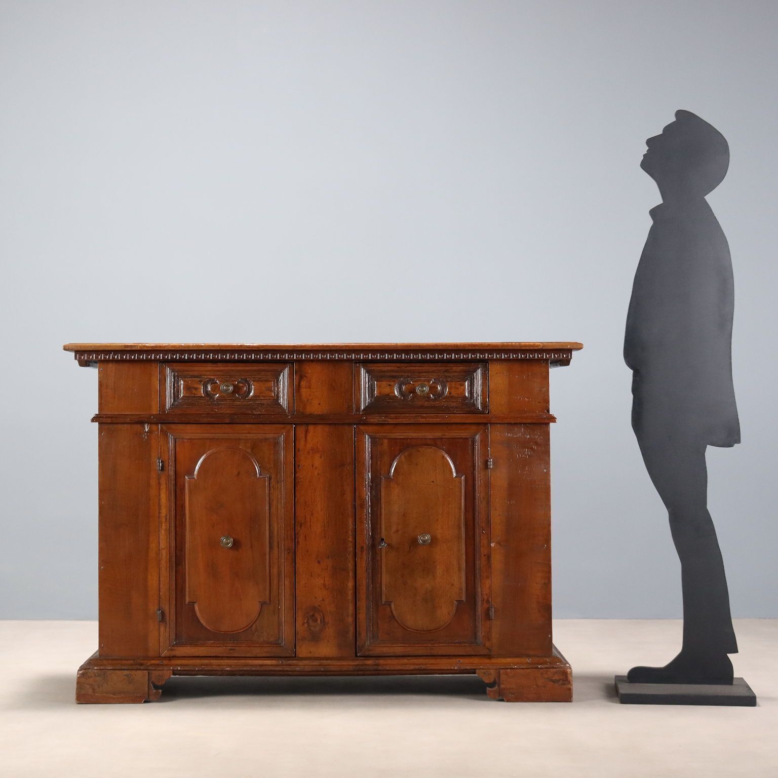 Dressoir in barokstijl, walnoot en spar photo for sale