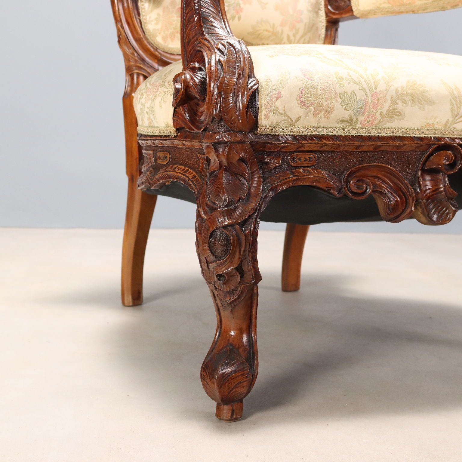 photo furniture Fauteuil néobaroque en noyer sculpté, XIXe siècle