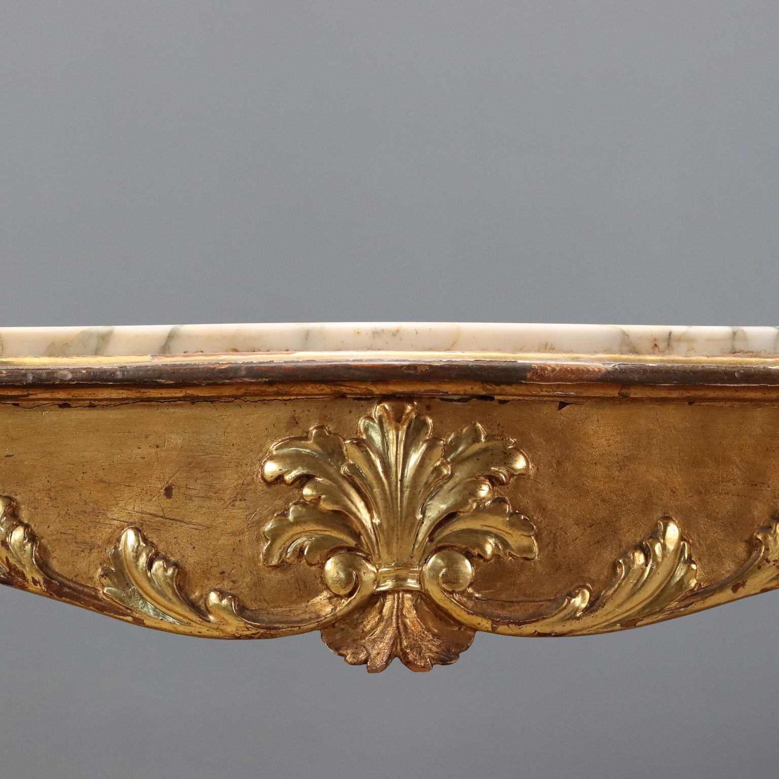Table de style Barocchetto en sapin sculpté et doré photo 570.0