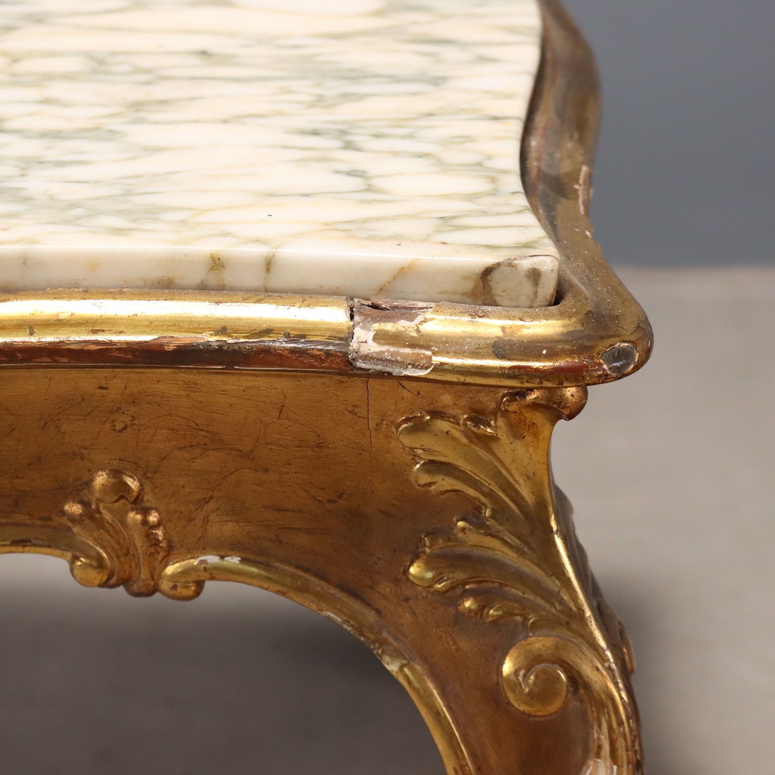 Table de style Barocchetto en sapin sculpté et doré photo vinterior