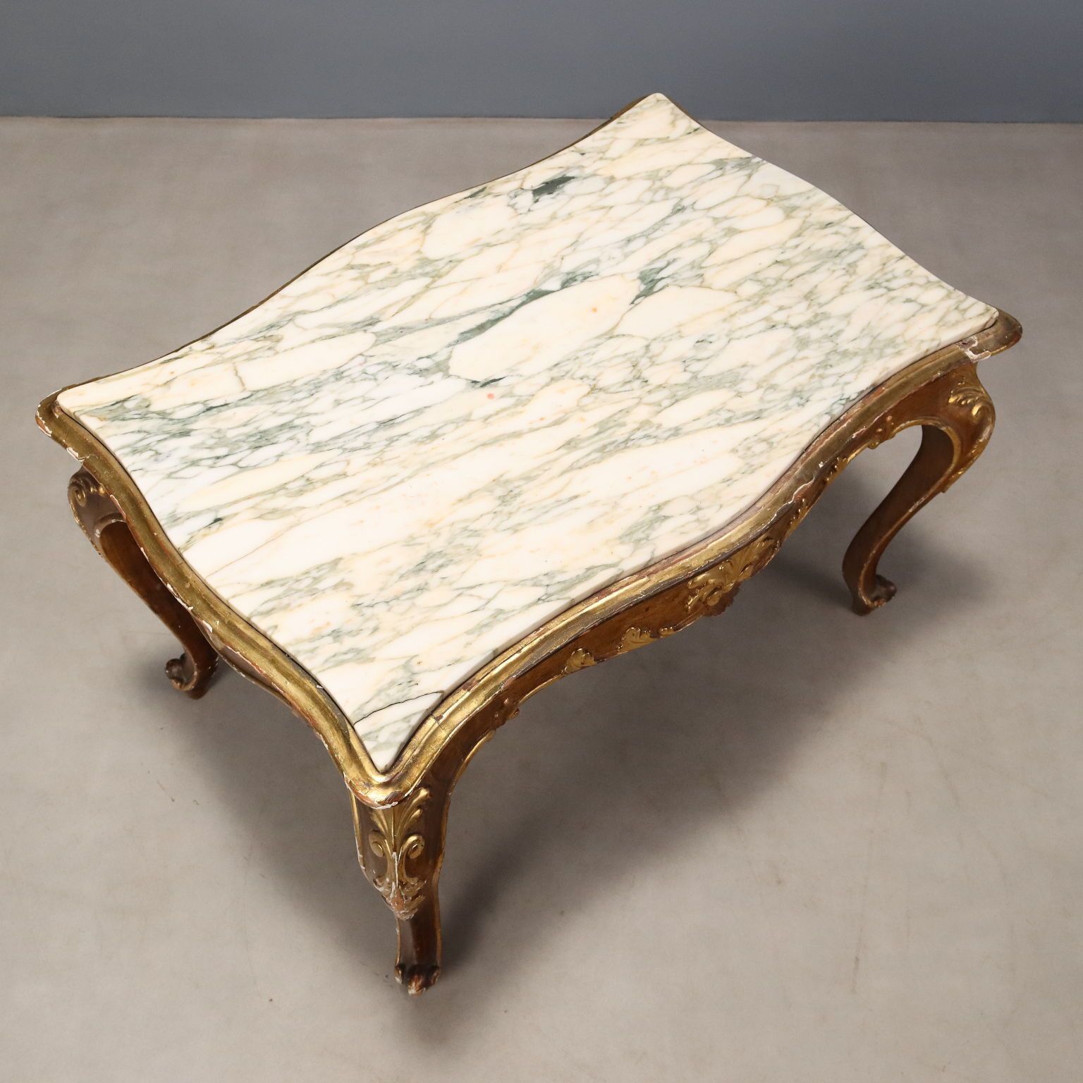 photo furniture Barocchetto Style Table In Carved And Gilded Fir