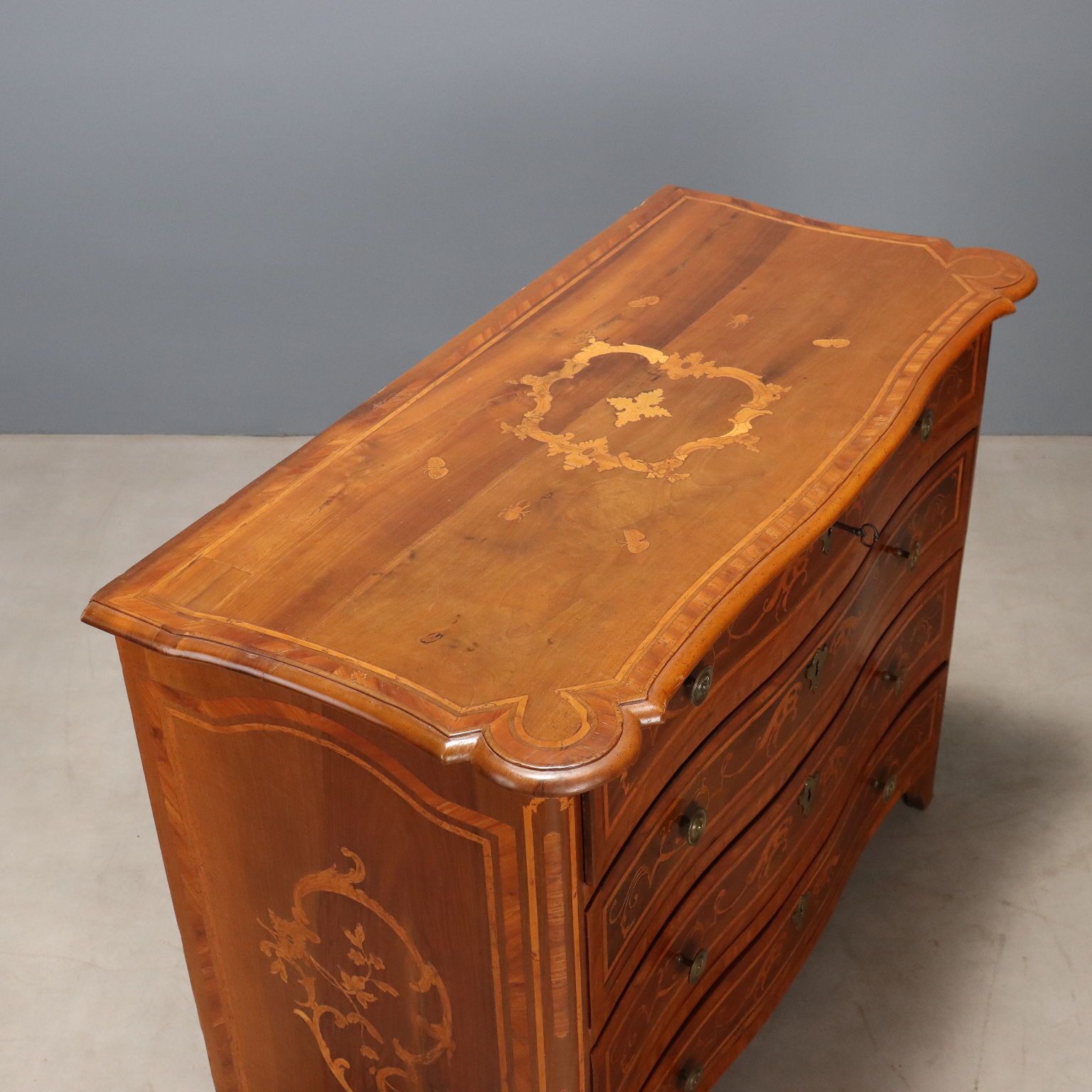 photo for sale Commode baroque en noyer, XVIIIe siècle