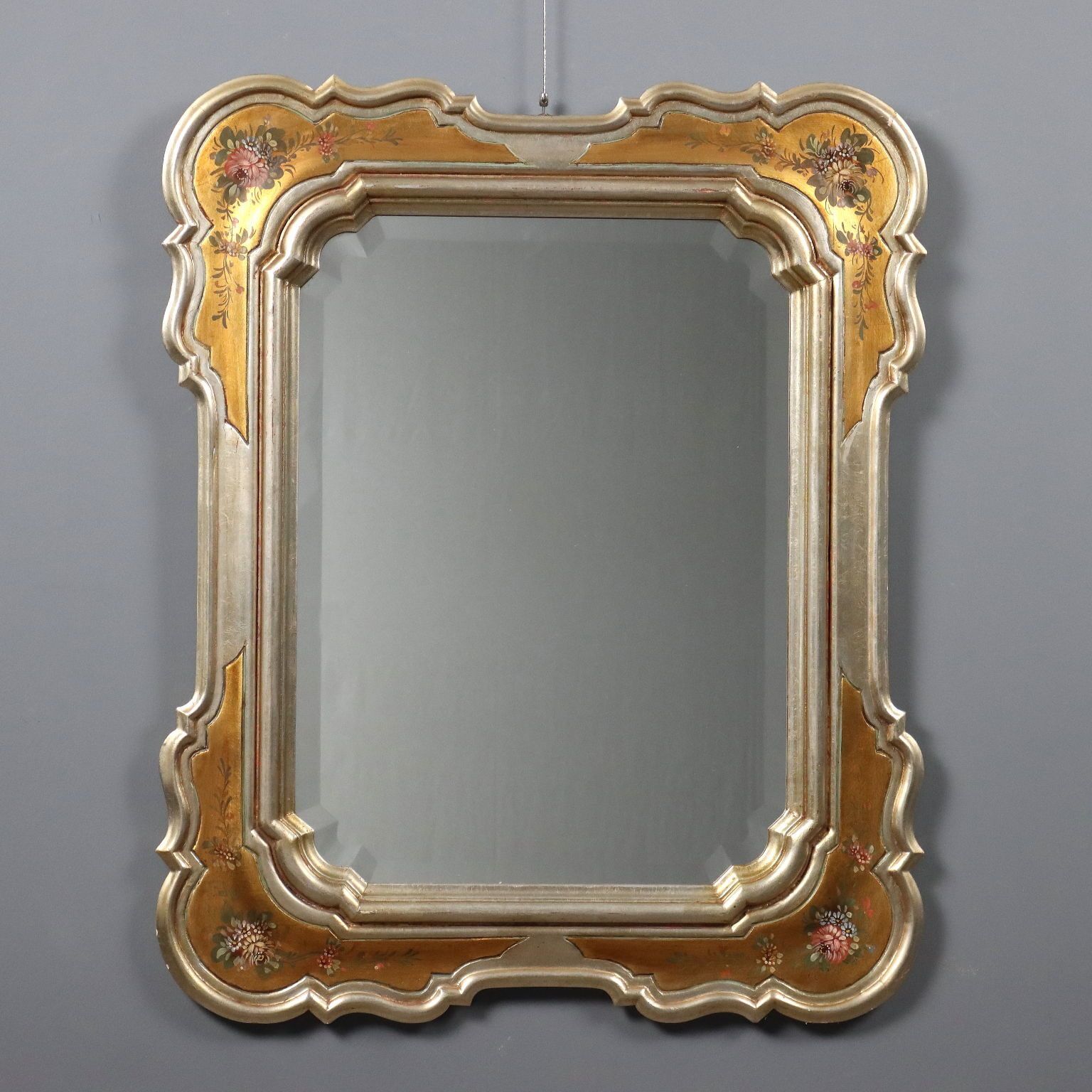 Antieke spiegel, verguld frame met bloemdecoraties, Italië, 20e eeuw