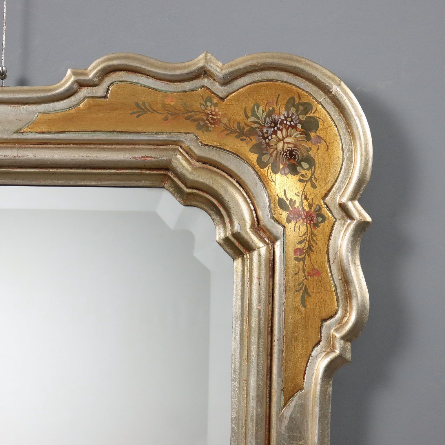 Antieke spiegel, verguld frame met bloemdecoraties, Italië, 20e eeuw photo vinterior