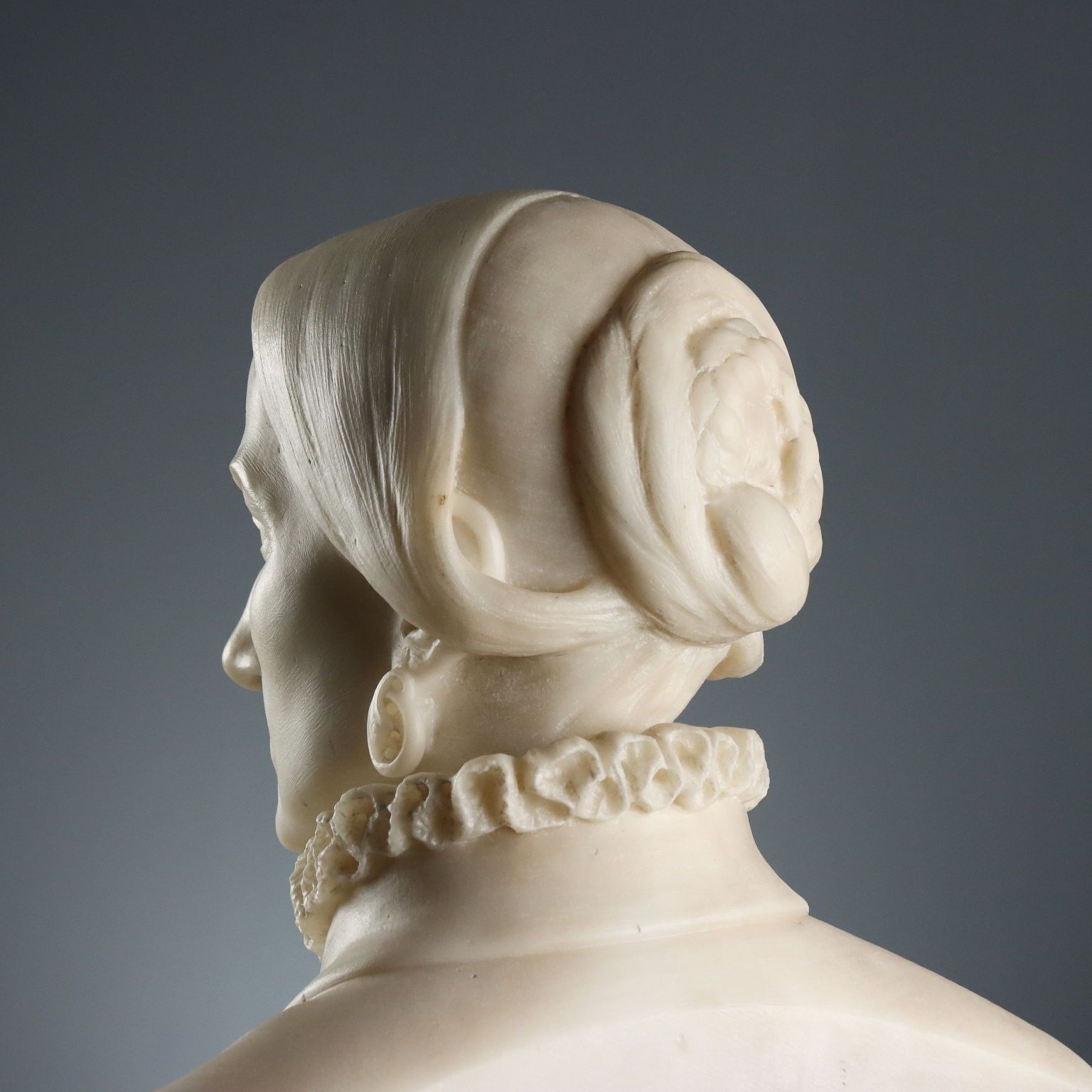 photo for sale Buste d'époque de noble dame en marbre blanc, Italie, XIXe siècle