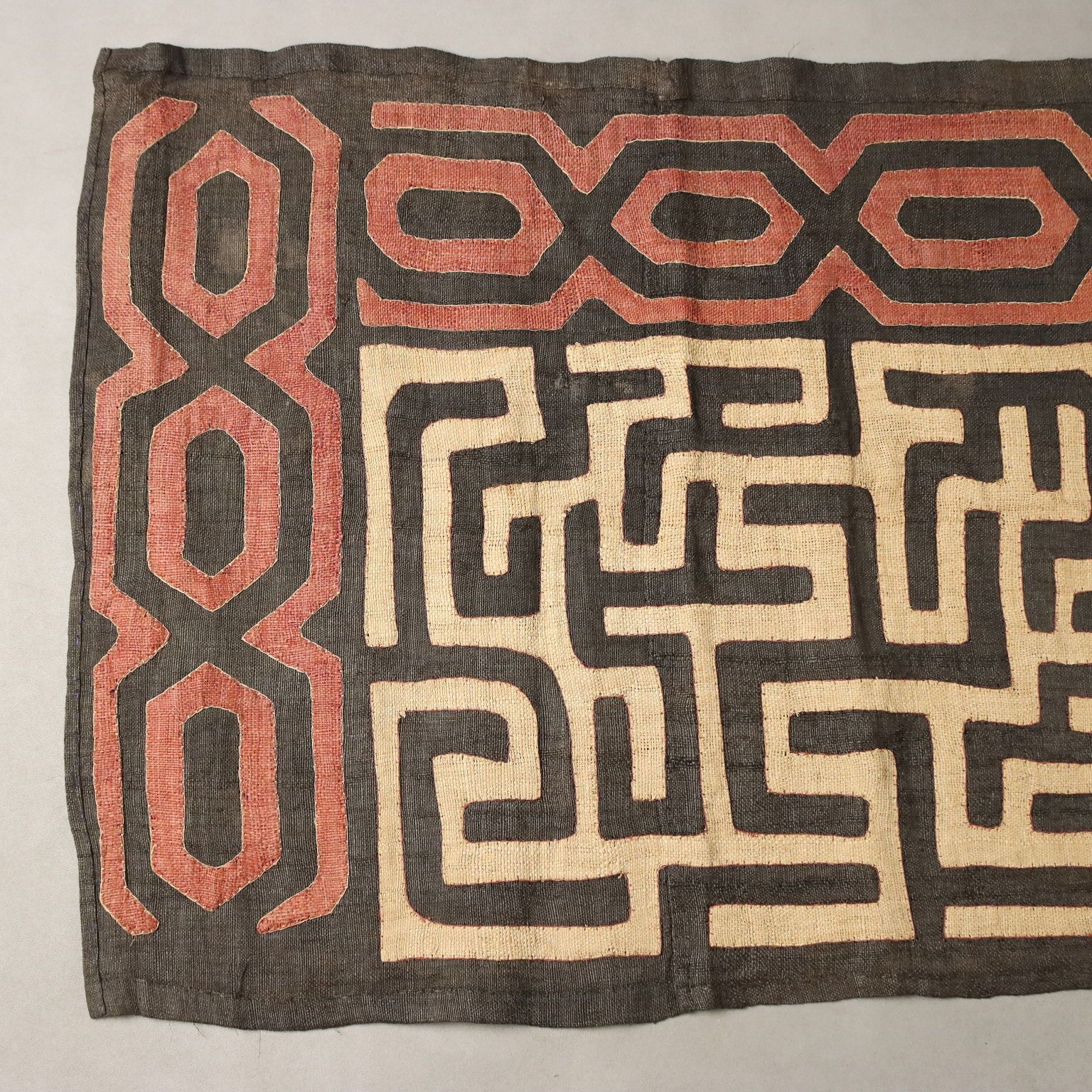 Tissu en raphia royal « Ntshak » à motif labyrinthe, art Kuba, XXe siècle photo for sale