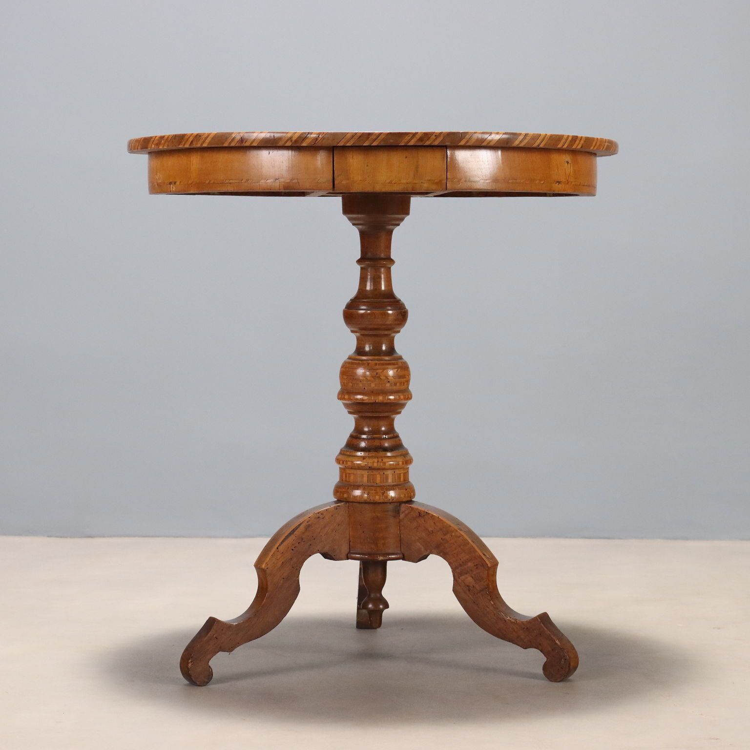 photo furniture Antieke salontafel walnoot geblokt inlegwerk midden 19e eeuw