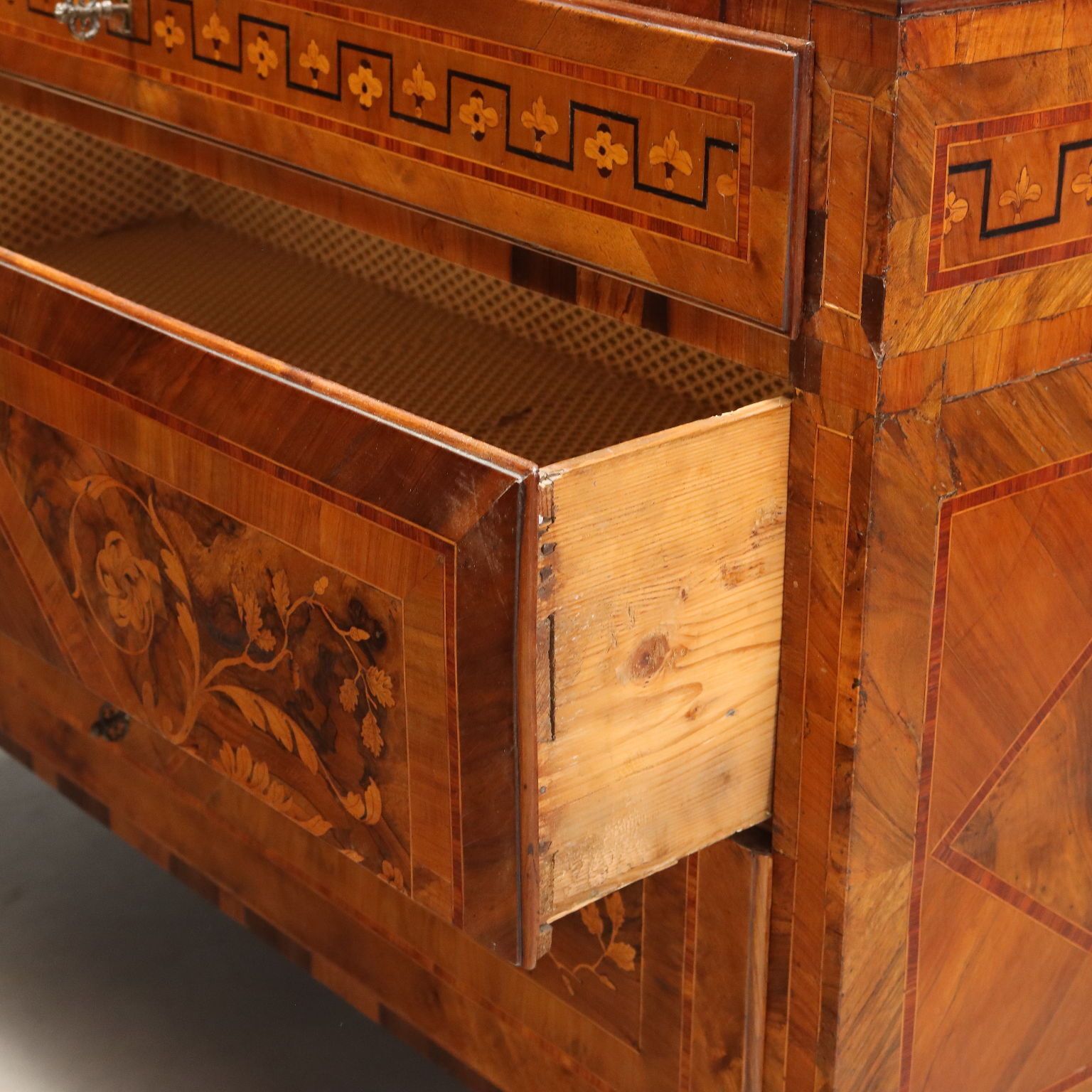 Commodes néoclassiques en noyer, XVIIIe siècle photo buy