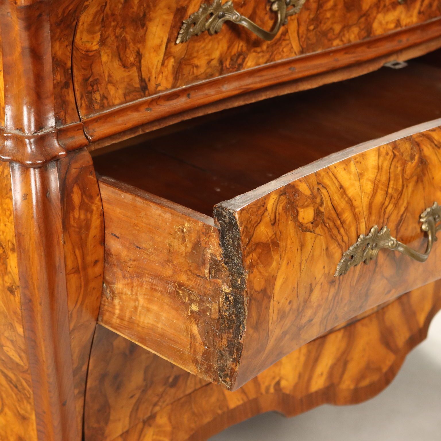 Paire de commodes d'époque en placage de loupe de noyer, Lombardie, XVIIIe siècle photo Mobilier