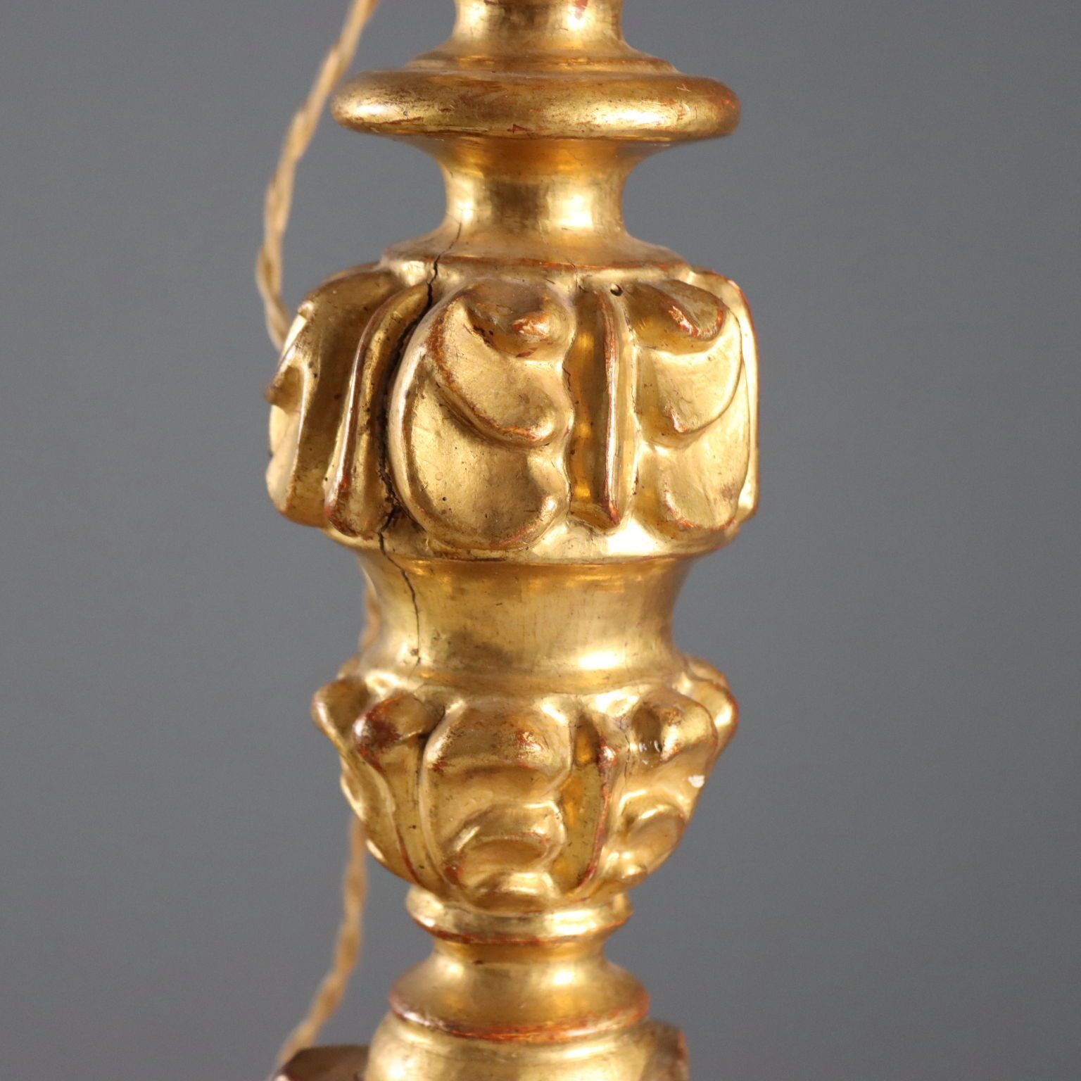 Candélabre d'époque en bois sculpté et doré, Italie, XIXe siècle photo 320.0