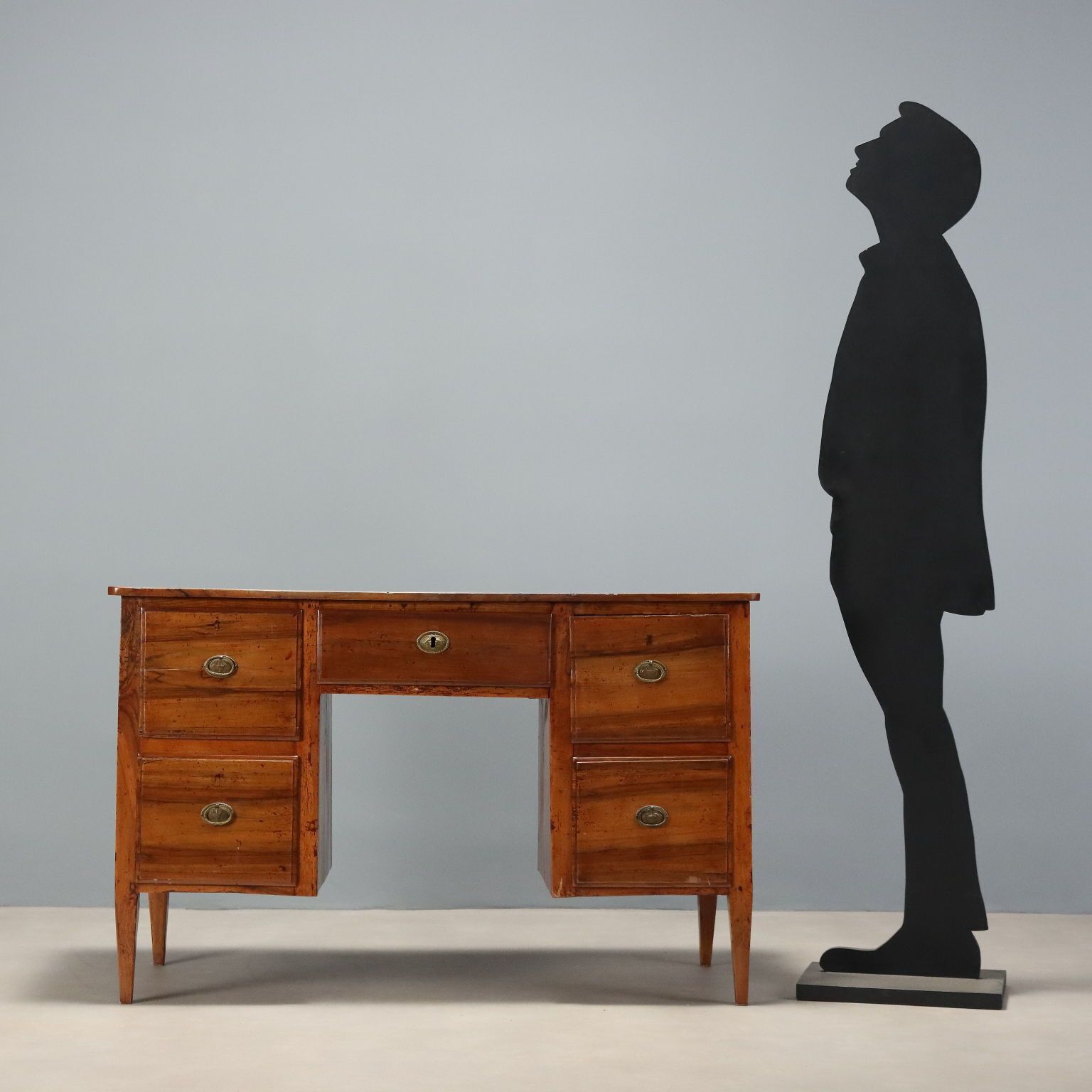Bureau Directoire d'époque en noyer, 5 tiroirs, Italie, XIXe siècle photo for sale