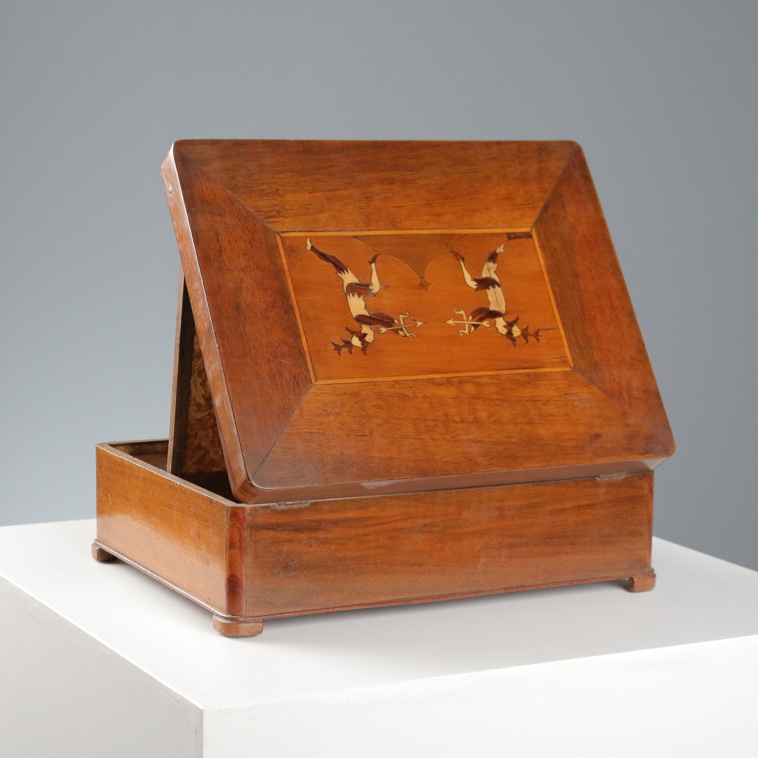 photo vinterior Antique Travel Box Walnut Italy XIX Century