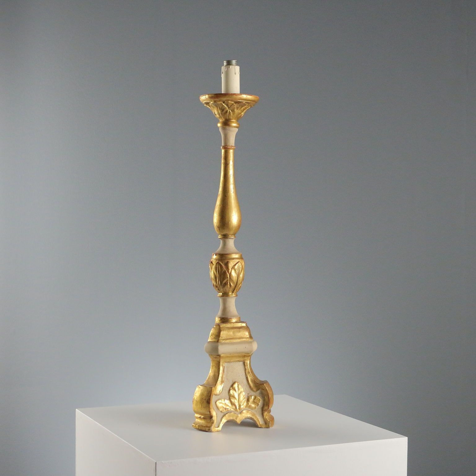 Candélabre d'époque en bois sculpté et doré, Italie, XIXe siècle