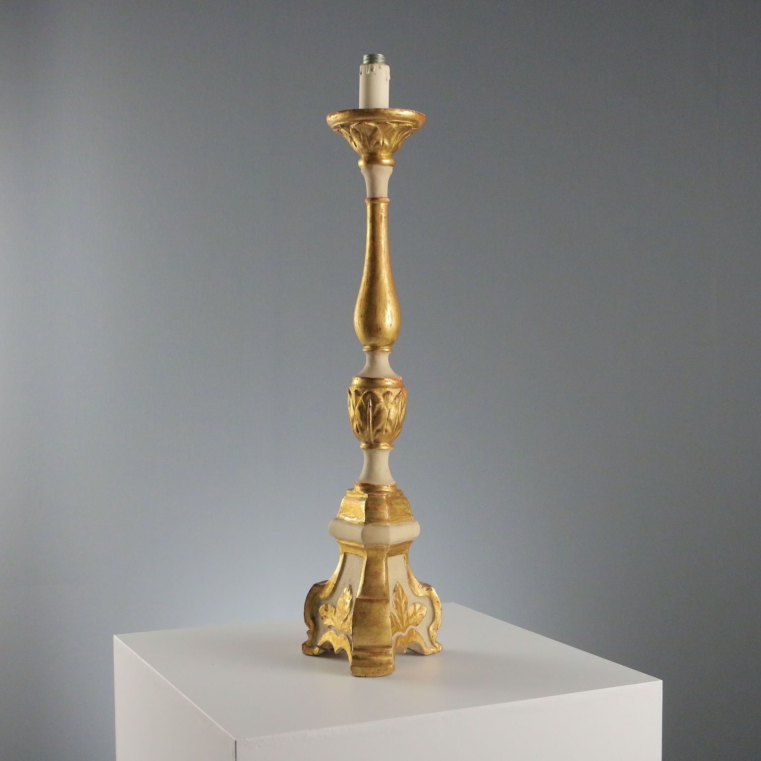 Candélabre d'époque en bois sculpté et doré, Italie, XIXe siècle photo vinterior