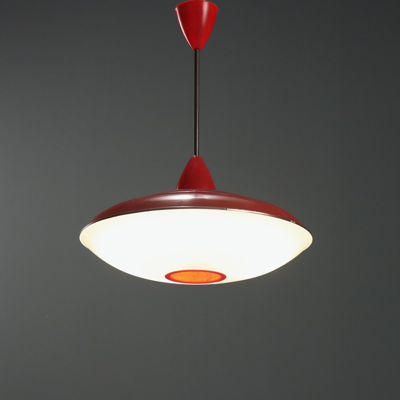 Rode aluminium hanglamp, jaren 1960