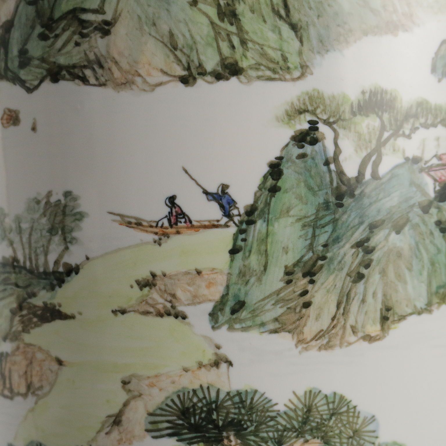Vase d'époque en porcelaine à décor de paysage et personnages, Chine, XXe siècle photo 300.0