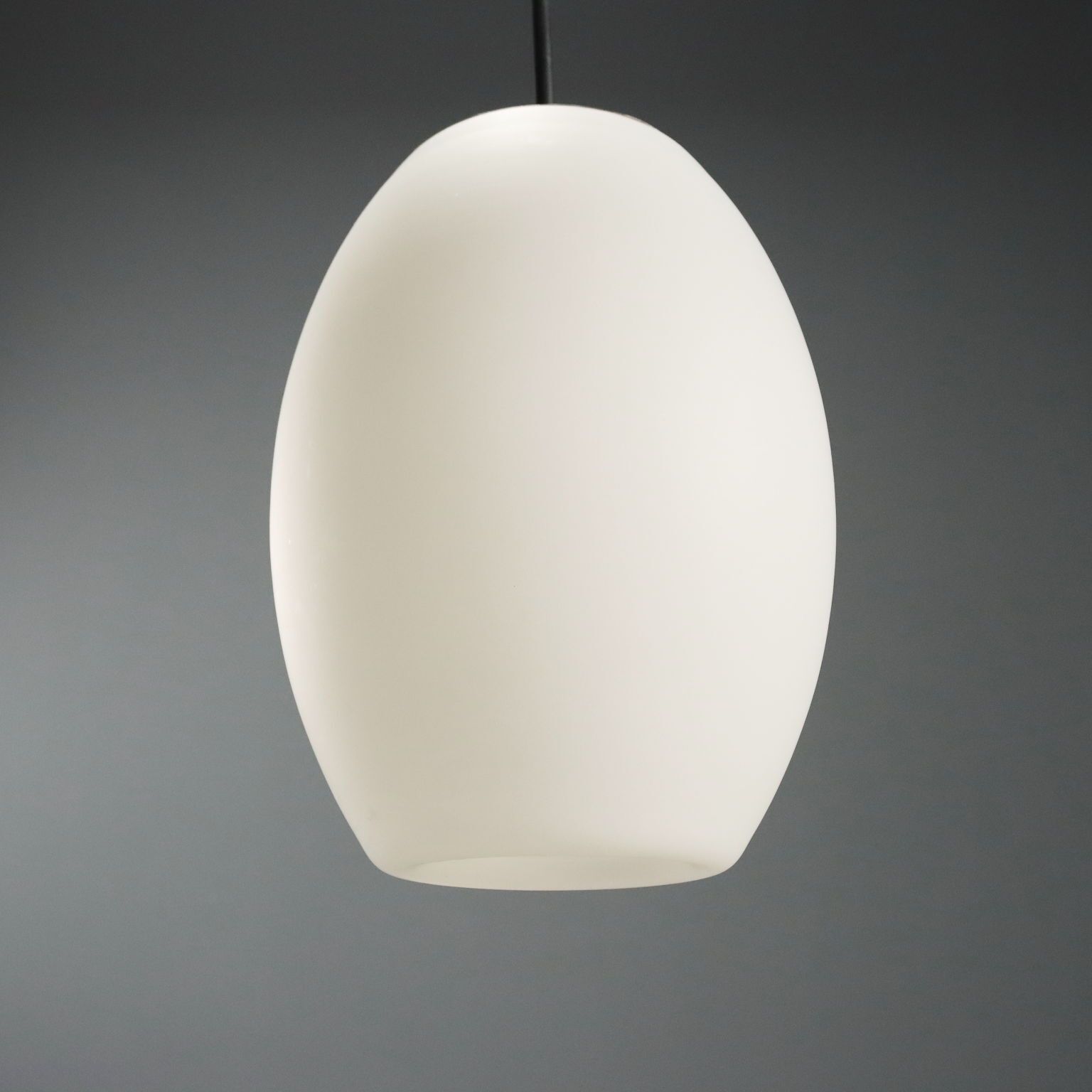 Lampe de plafond vintage en verre opaline, design italien, années 1960 photo vinterior