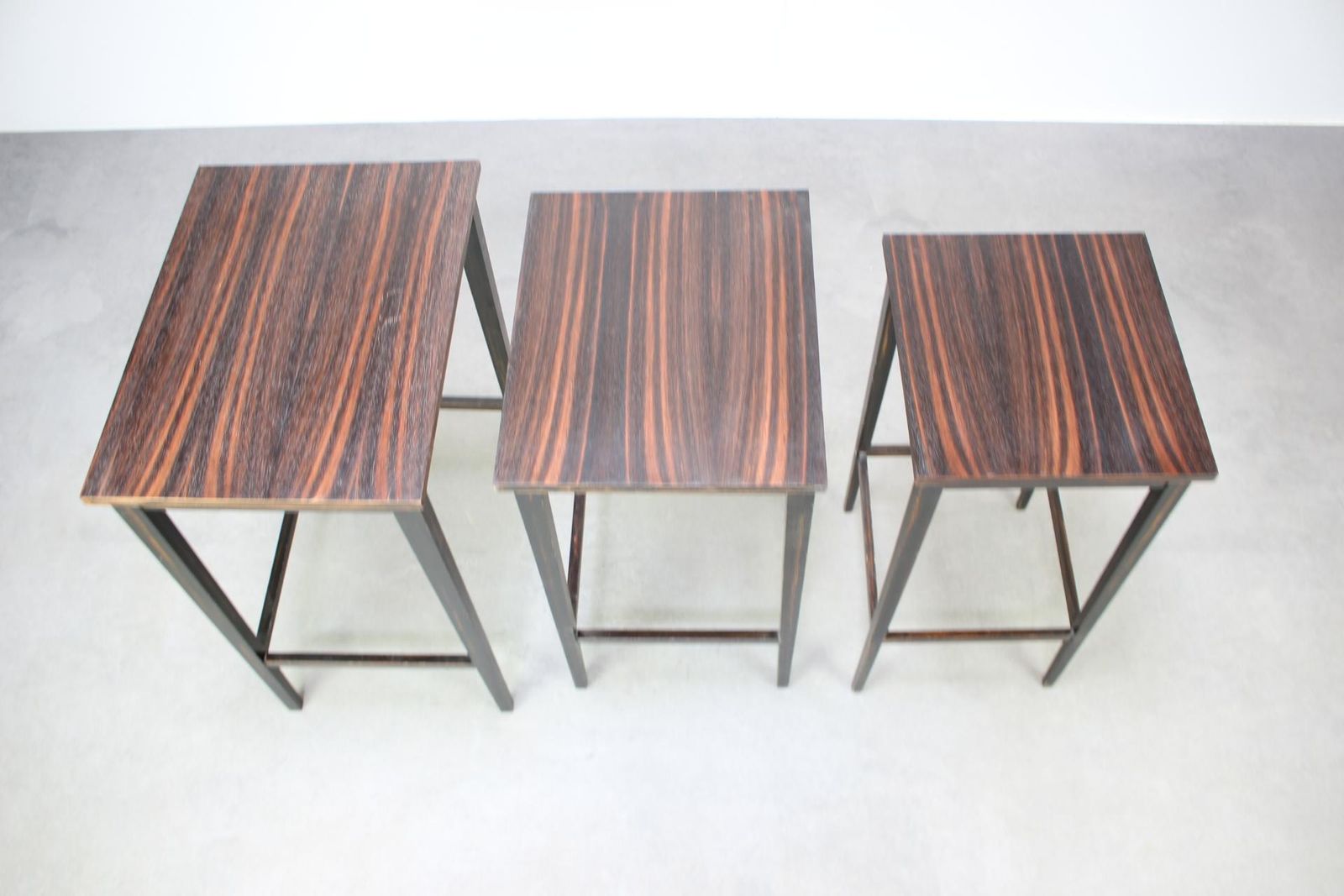 Mid-Century Modern nesteltafels met Macassar fineer, set van drie, Tsjechoslowakije, jaren 1950 photo vinterior
