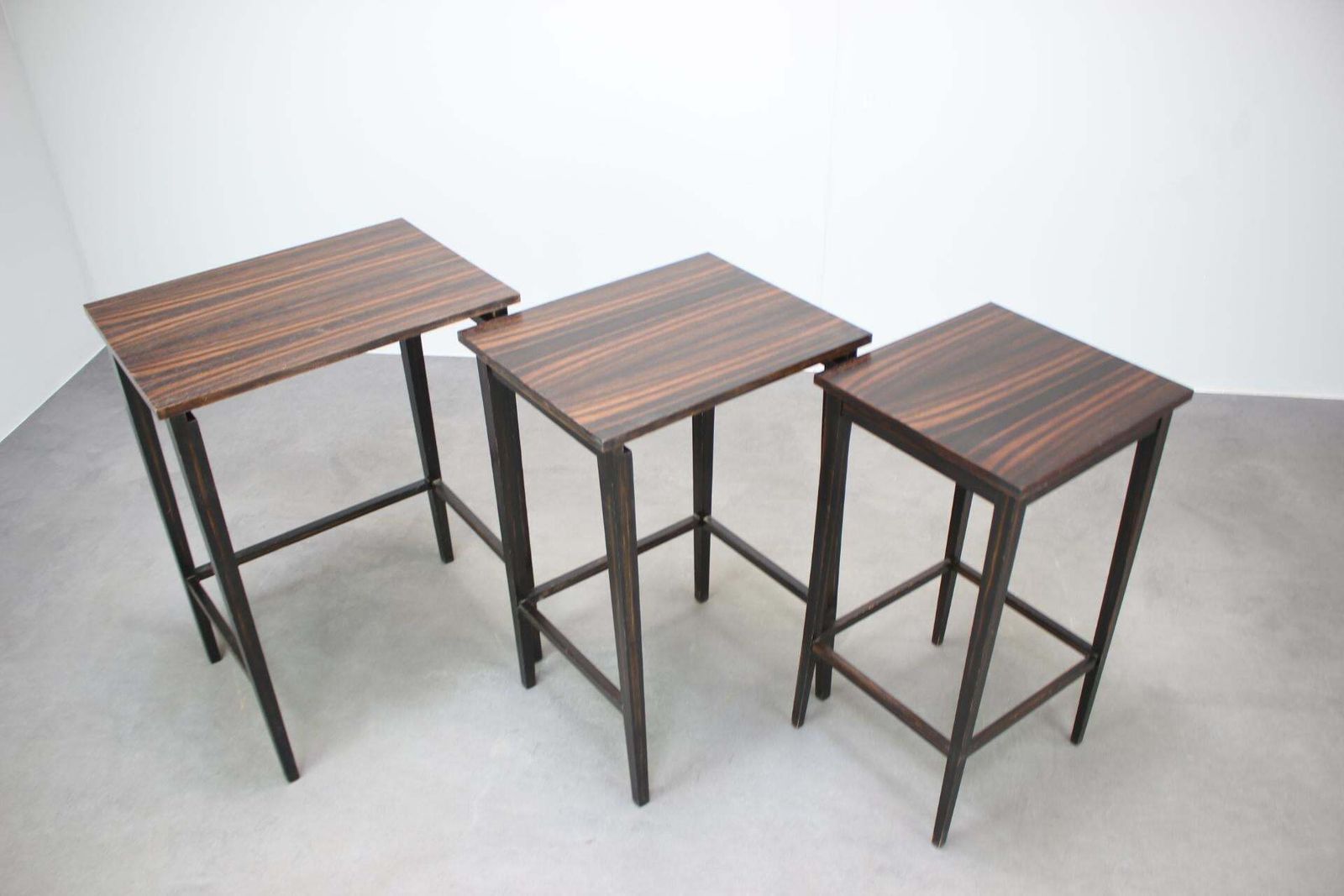 photo furniture Mid-Century Modern nesteltafels met Macassar fineer, set van drie, Tsjechoslowakije, jaren 1950